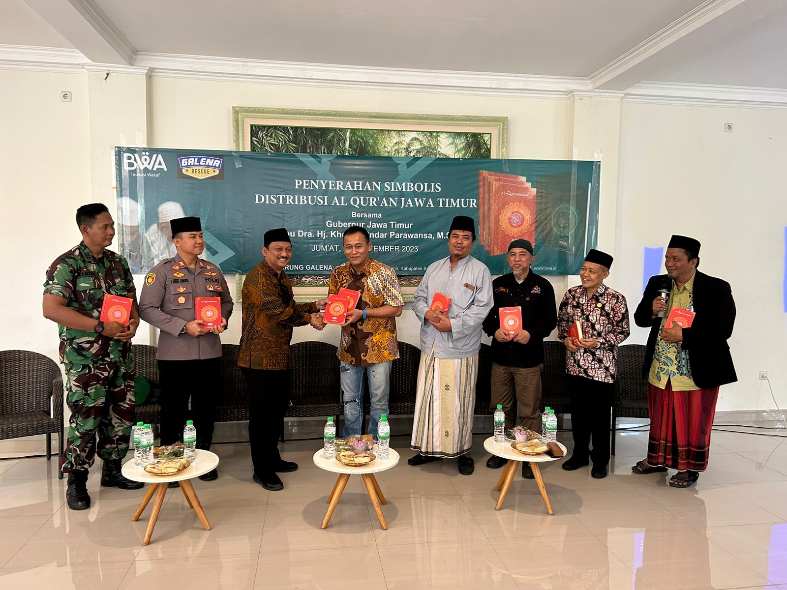 Acara penyerahan secara simbolis distribusi al-Qur'an Jawa Timur di dWarung Dhuafa Gratis Galena, Sidoarjo., Jatim.