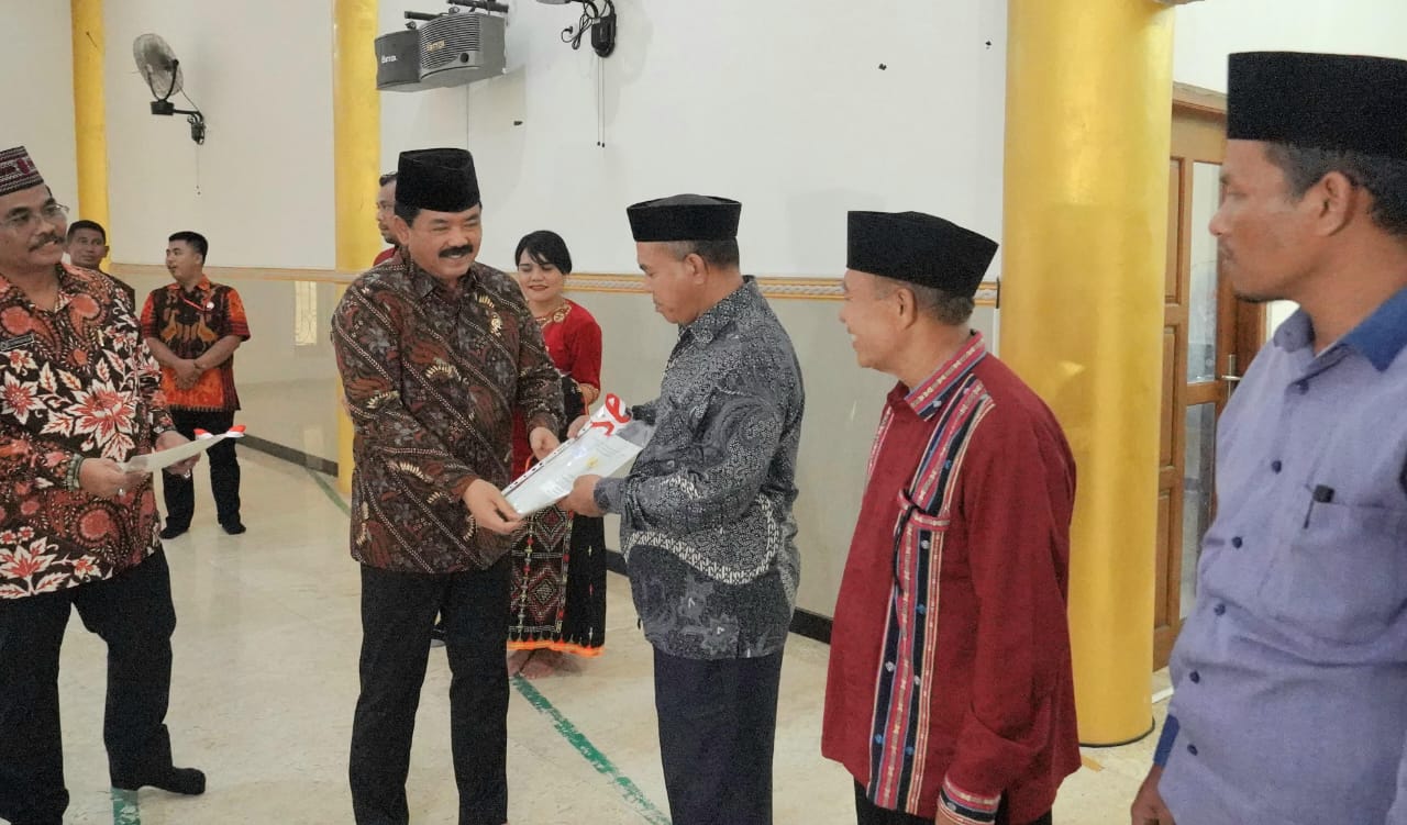 MENTERI ATR/Kepala BPN Hadi  Tjahjanto memberikan sertifikat gratis tanah Wakaf di Mesjid Waemata Labuan Bajo.