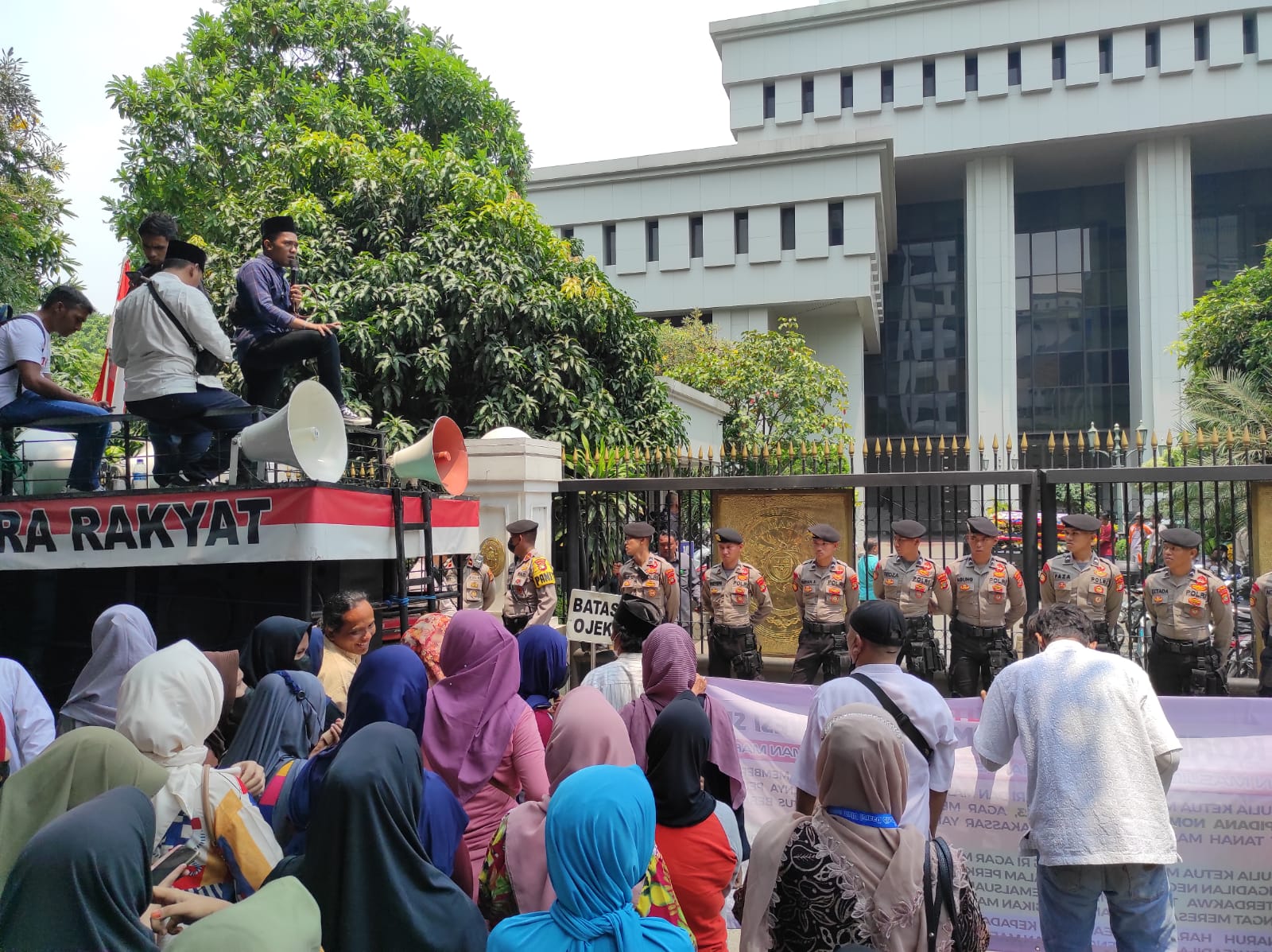Koalisi Antar Pemuda Sulawesi Selatan (Lontara Sulsel) berunjuk rasa di depan Gedung Mahkamah Agung, Jakarta, Rabu (13/9).