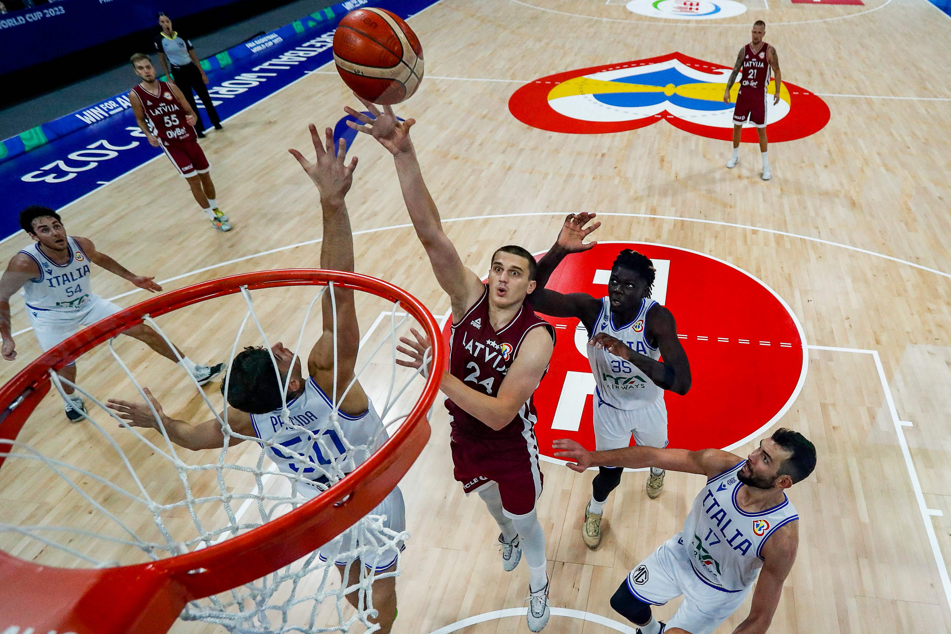 Laga Kejuaraan Dunia Bola Basket antara Latvia dan Italia.