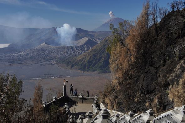 Kawasan Gunung Bromo yang sempat ditutup total selama 9 hari akibat kebakaran yang disebabkan suar yang dinyalakan pengunjung.