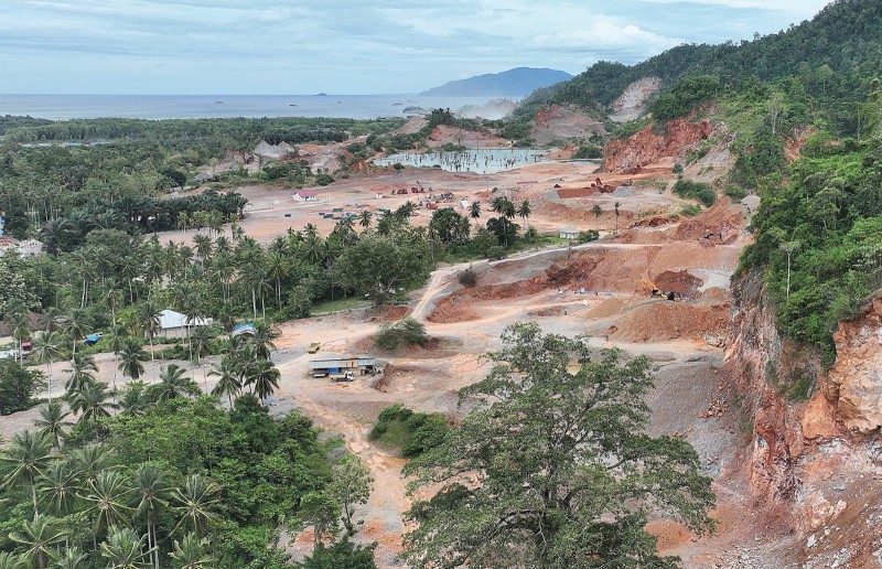 Foto udara kawasan pertambangan batu Gunung Moramo di Kecamatan Moramo Utara, Konawe Selatan, Sultra. 