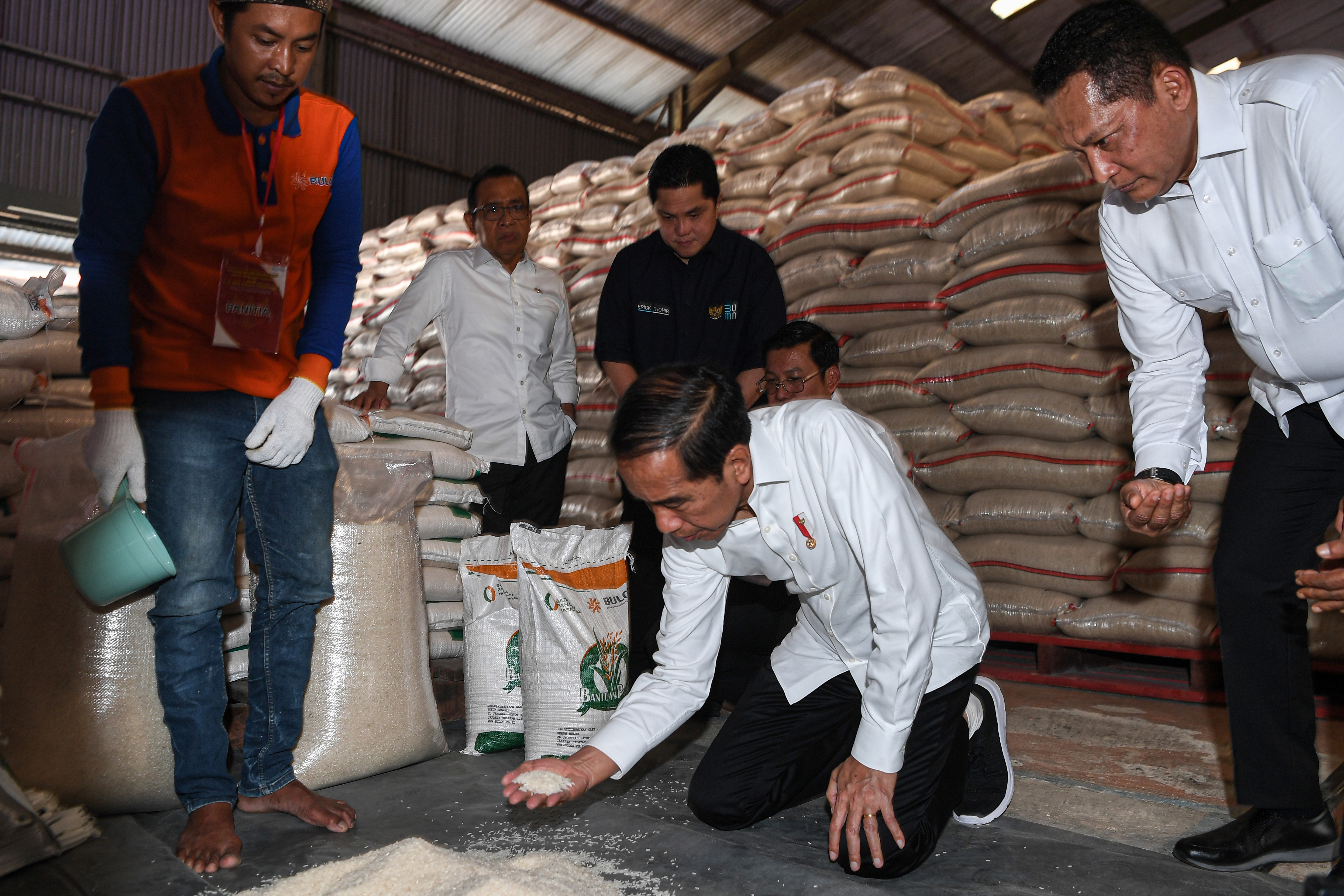 Dirut Perum Bulog Budi Waseso (kanan) mendampingi Presiden Joko Widodo di Gudang Bulog Dramaga, Bogor, Senin (11/9).