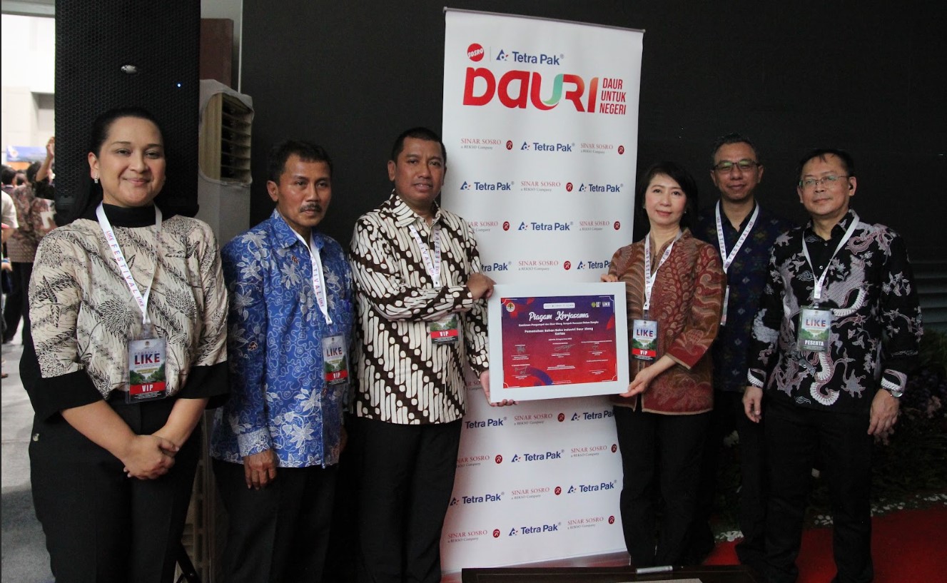 Penandatangan MoU kerja sama antara Tetra Pak dan Sinar Sosro untuk kampanye DAURI – Daur Untuk Negeri.