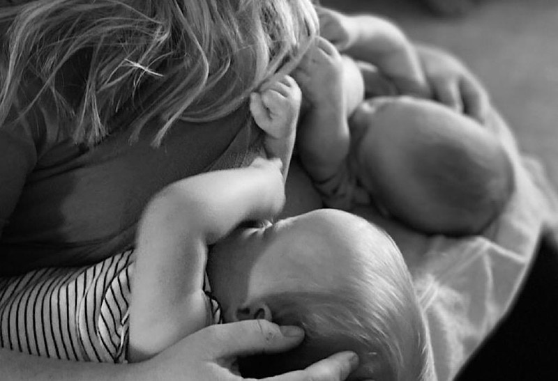 Menyusui bayi kembar diperlukan trik yang benar. Simak tips berikut.