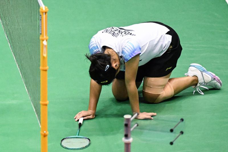 Pebulu tangkis tunggal putri Indonesia Gregoria Mariska Tunjung tertunduk usai kalah dari lawannya.