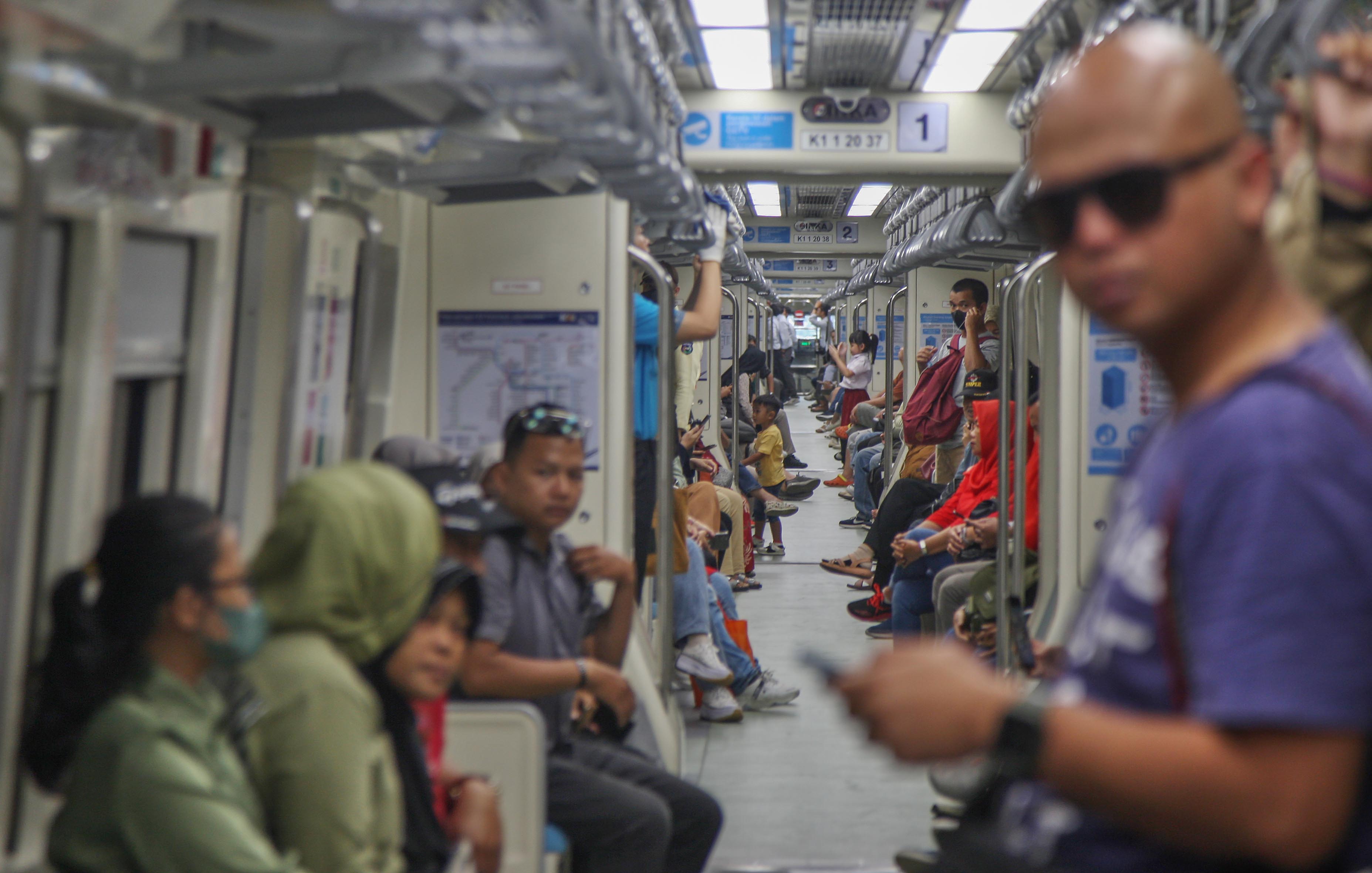 Penumpang di dalam gerbong LRT Jabodebek
