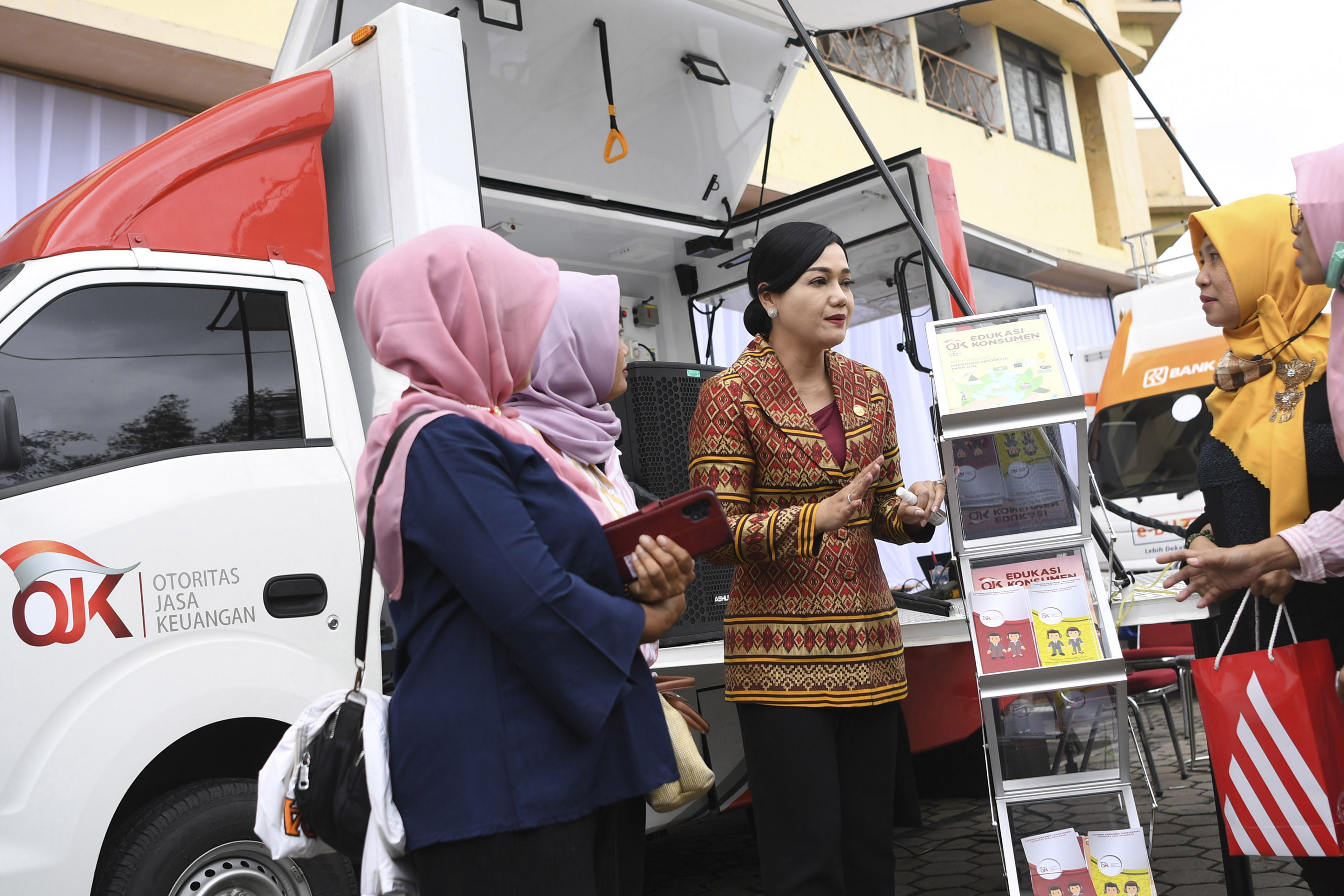 OJK dan Komisi XI DPR Sosialisasikan Bahaya Pinjol Ilegal