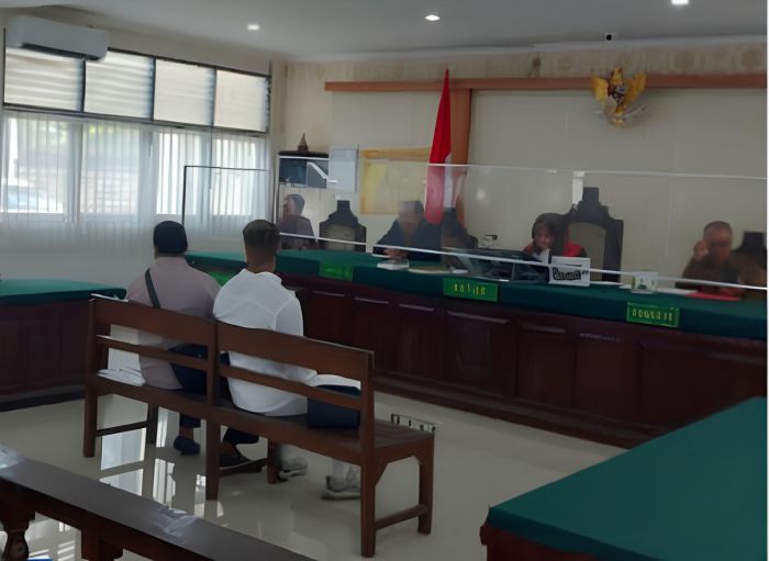 Usai divonis 1 bulan penjara, Adam Alexander langsung dideportasi oleh Imigrasi.