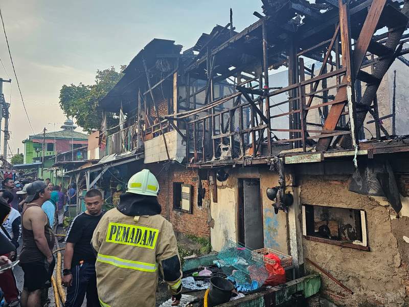 Sebanyak 25 rumah tinggal habis terbakar Senin (4/9) malam.