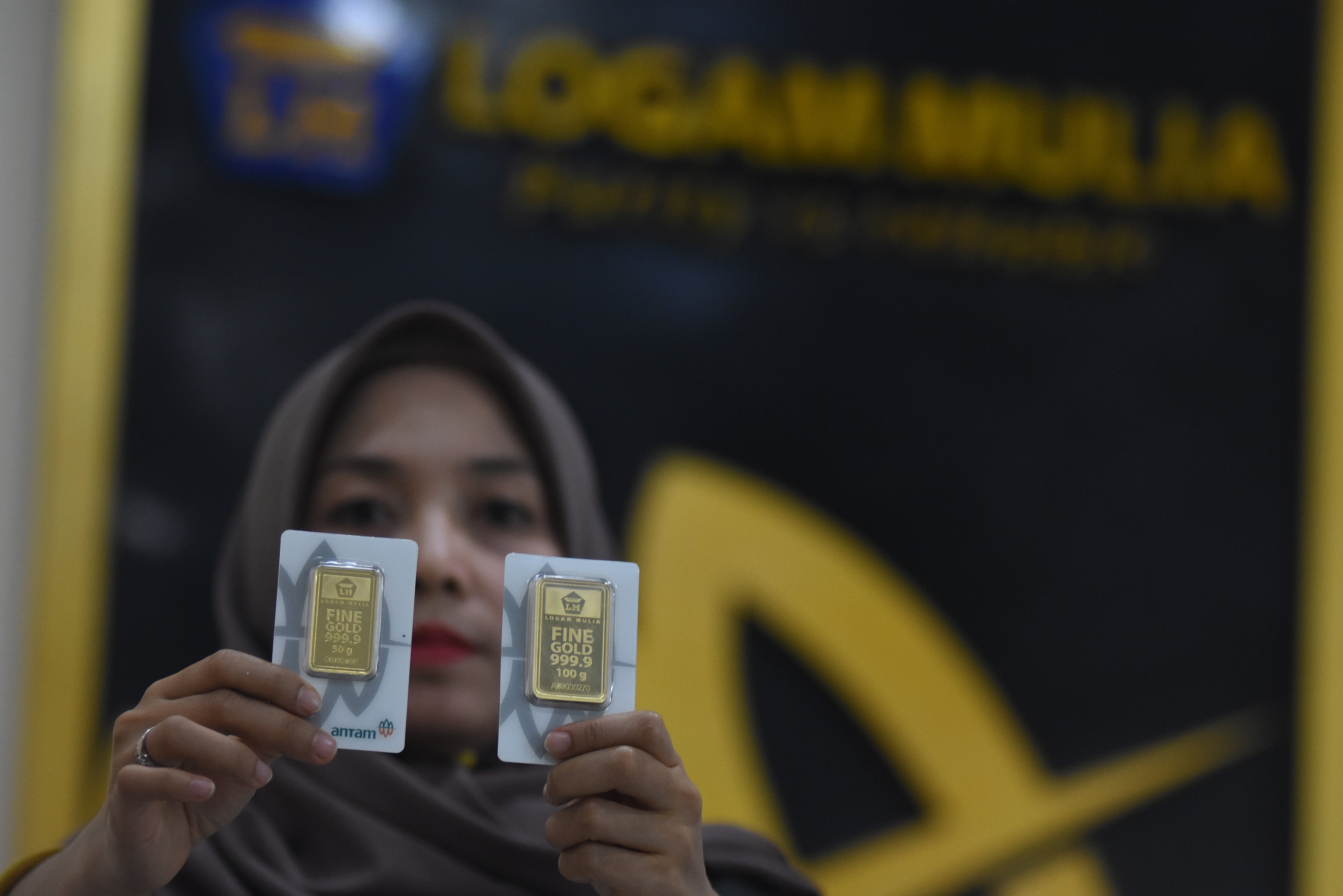 Petugas menunjukkan emas batangan yang dijual di Butik Emas Antam, Jakarta, Senin (9/9/2019).