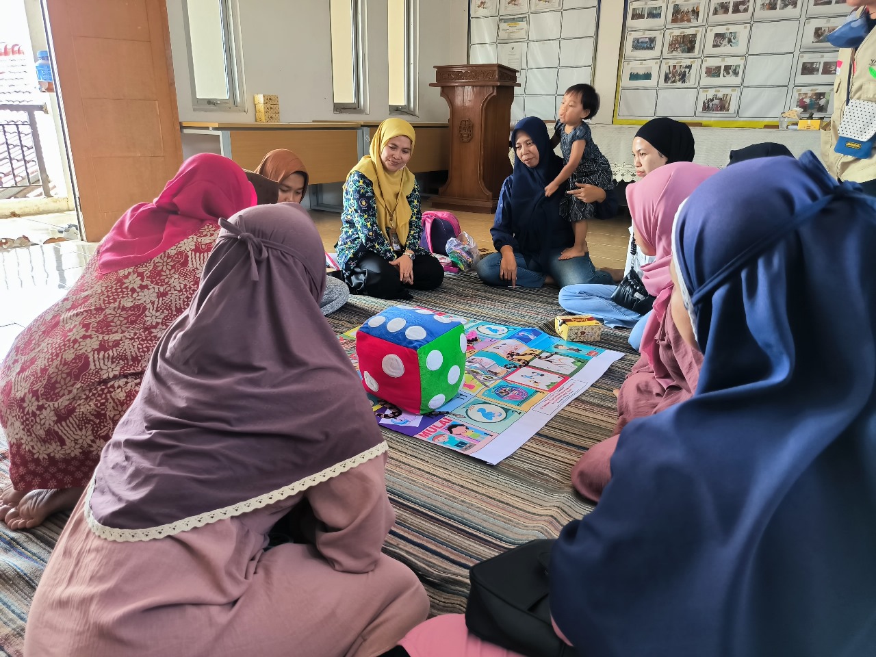 Bidan mempunyai peran dalam membantu masyarakat mengenali masalah gizi dan kesehatan di wilayahnya.