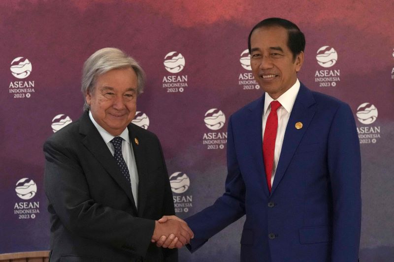 Presiden Joko Widodo berjabat tangan dengan Sekjen PBB Antonio Guterres.