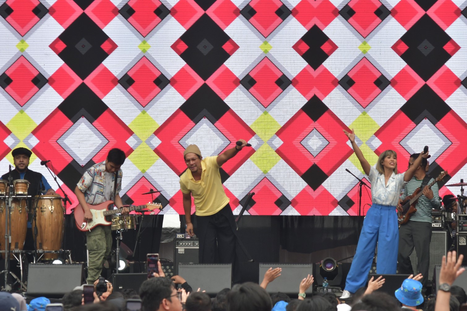 Maliq and D'Essentials