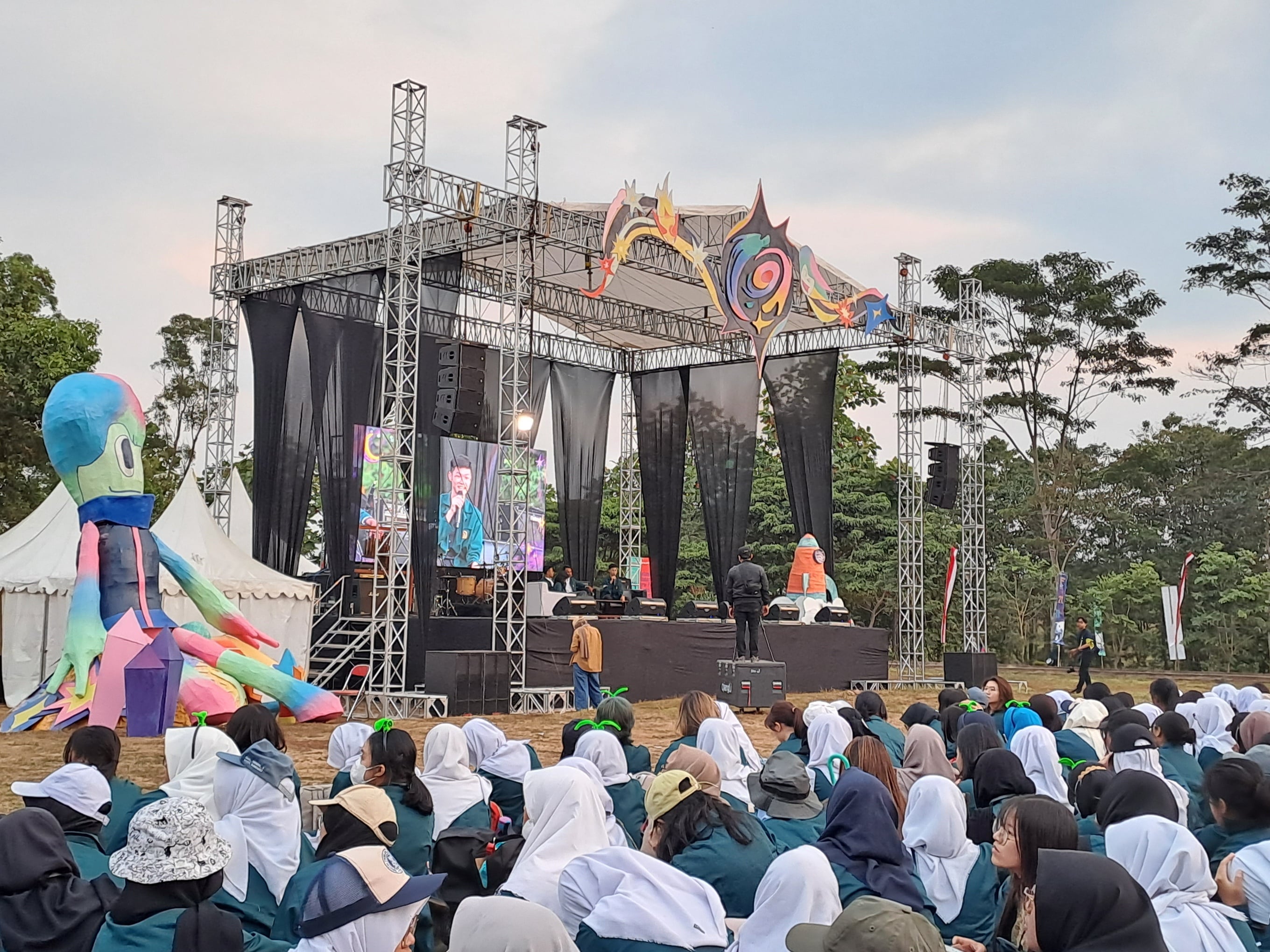 Keberlangsungan Talkshow 'Tentang ITB dan KM ITB' pada Day 1 OSKM ITB 2023 di Kampus ITB, Jatinangor, Sumedang, Jawa Barat.