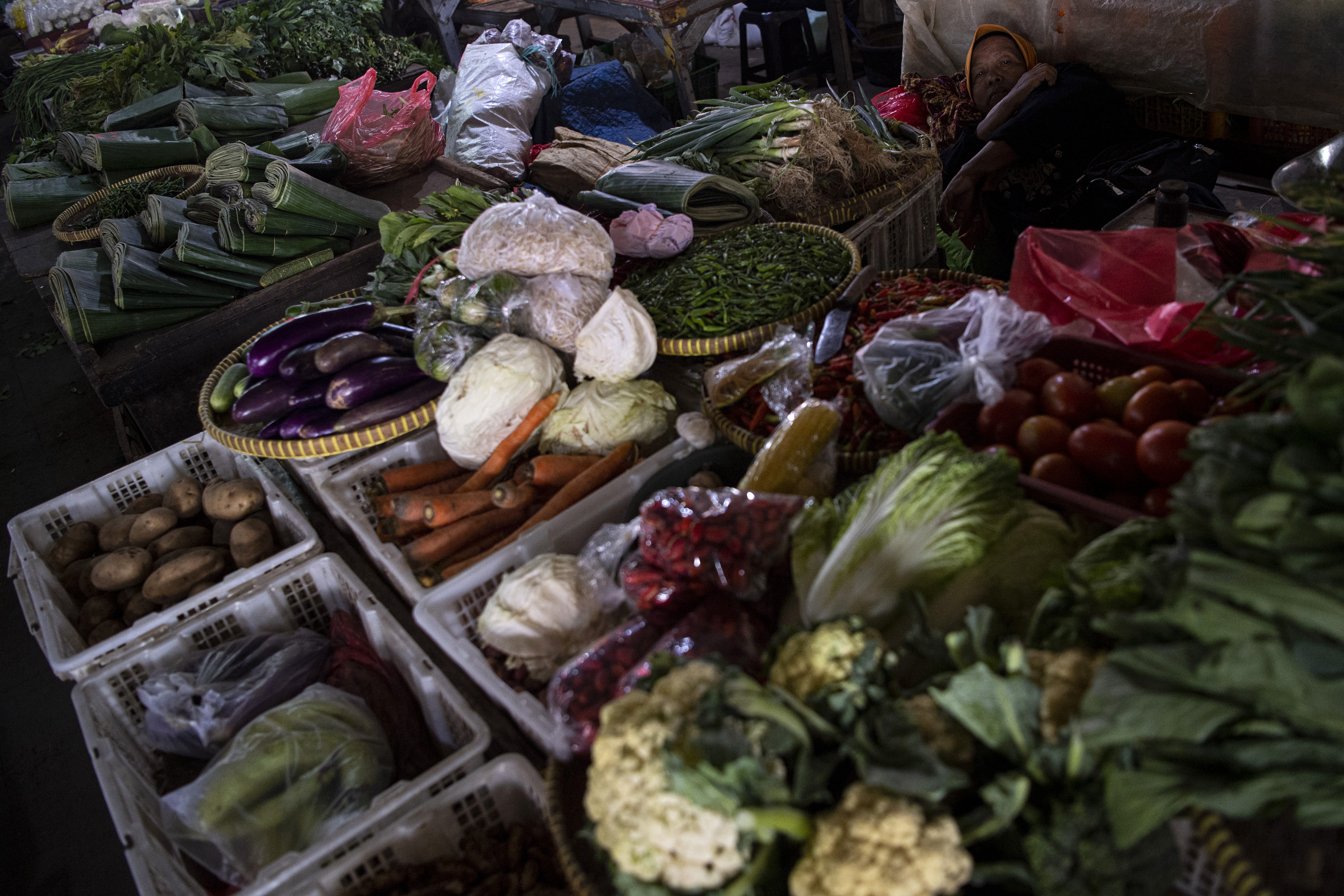 Ilustrasi. Sayur dijajakan pedagang di Pasar Minggu, Jakarta, Selasa (1/11/2022).