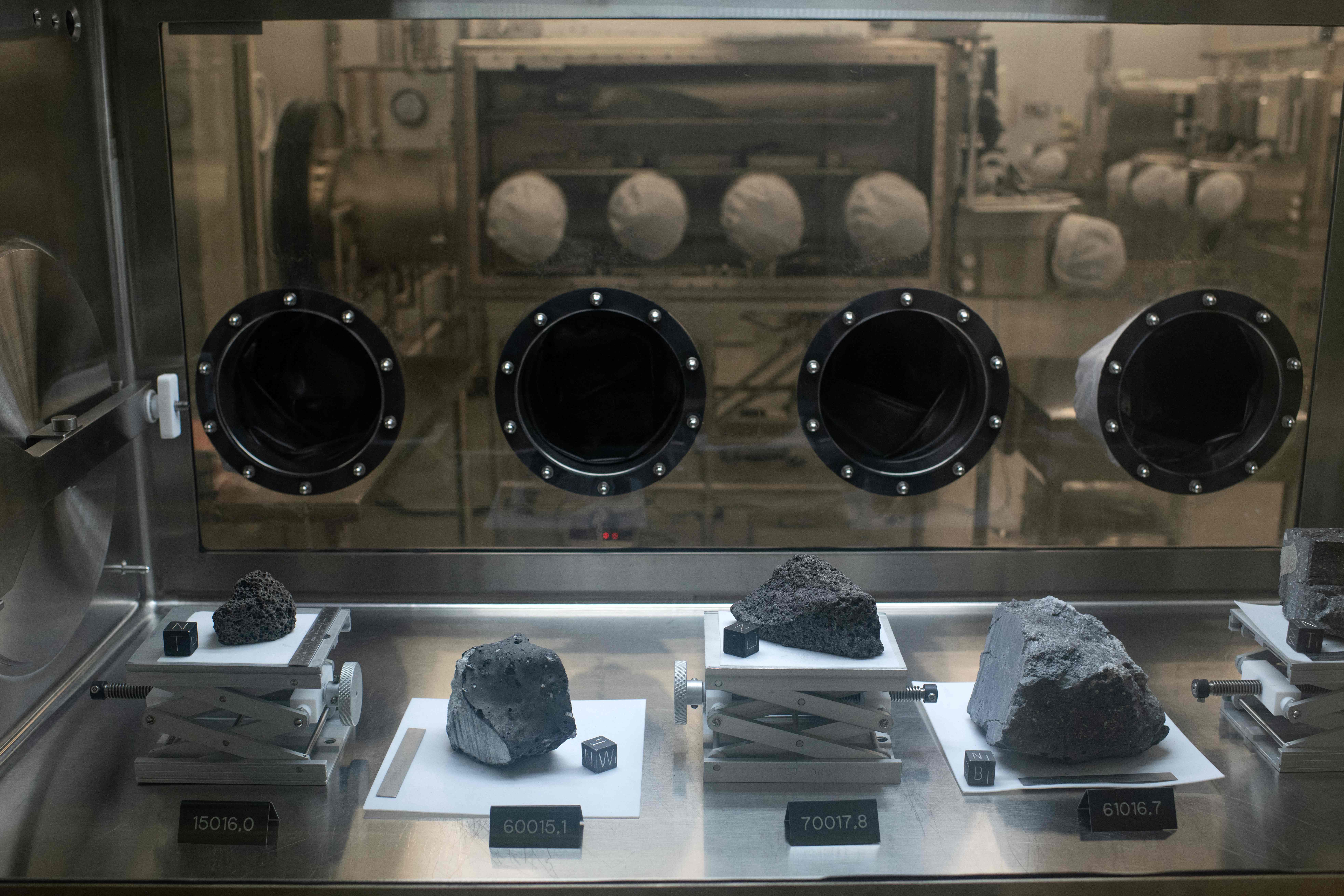 Lab yang akan digunakan untuk menyimpan sampel asteroid yang dibawa pesawat OSIRIS-REx di Johnson Space Center di Houston, Texas