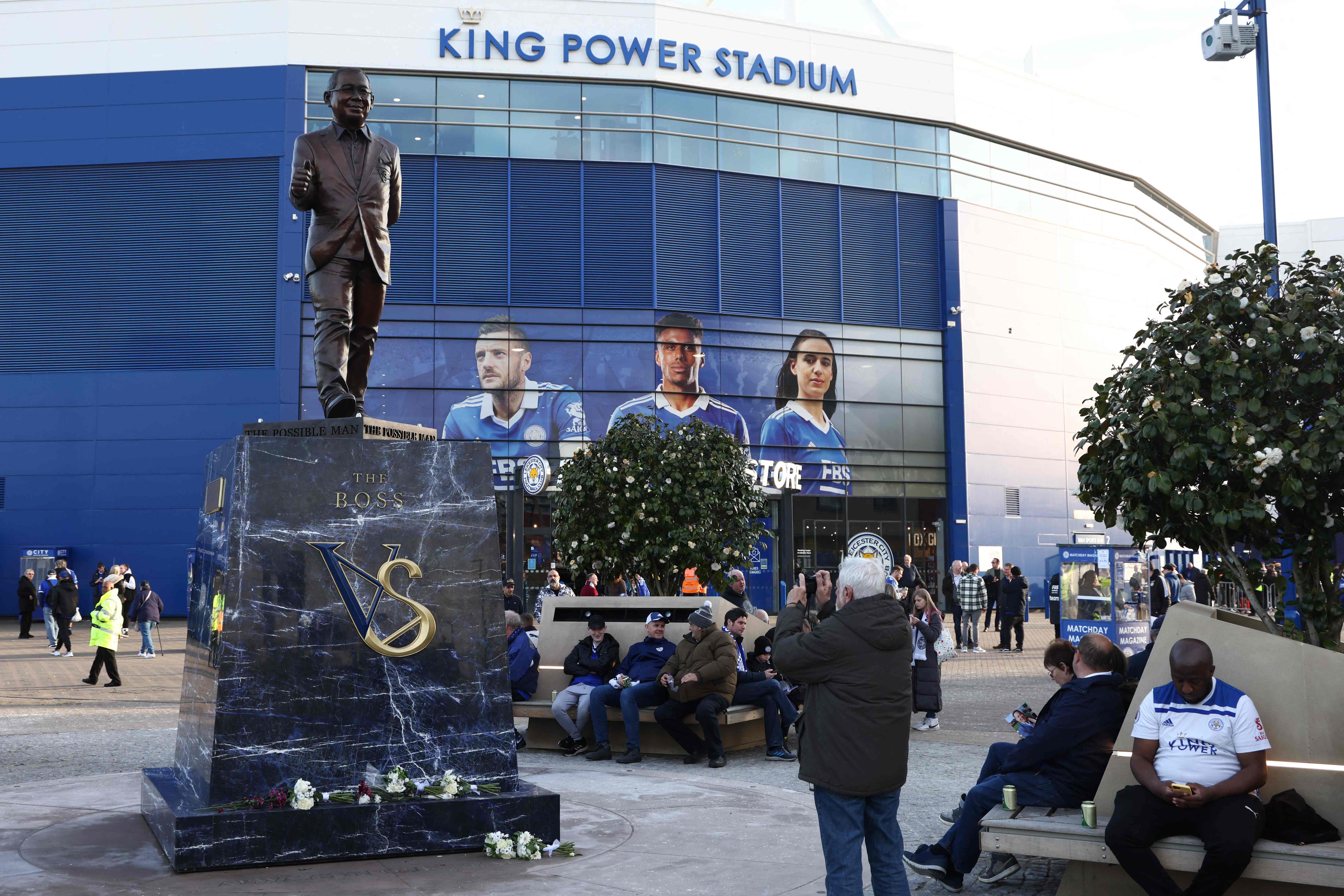 Patung mendiang pemilik Leicester City Vichai Srivaddhanaprabha terlihat di luar Stadion King Power.
