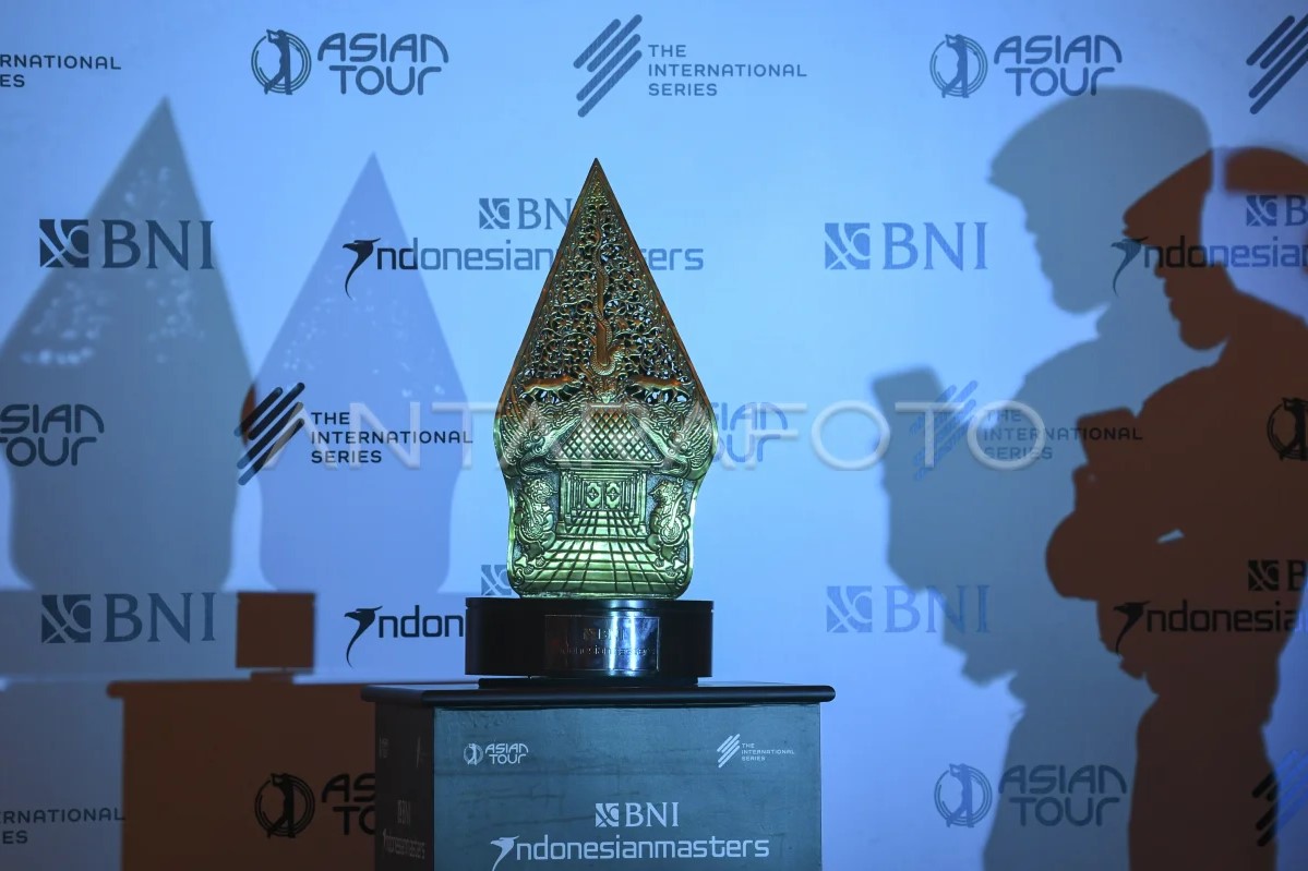 Piala dari Indonesian Masters 2023 dipamerkan saat peluncurannya di Jakarta, Rabu (13/9).
