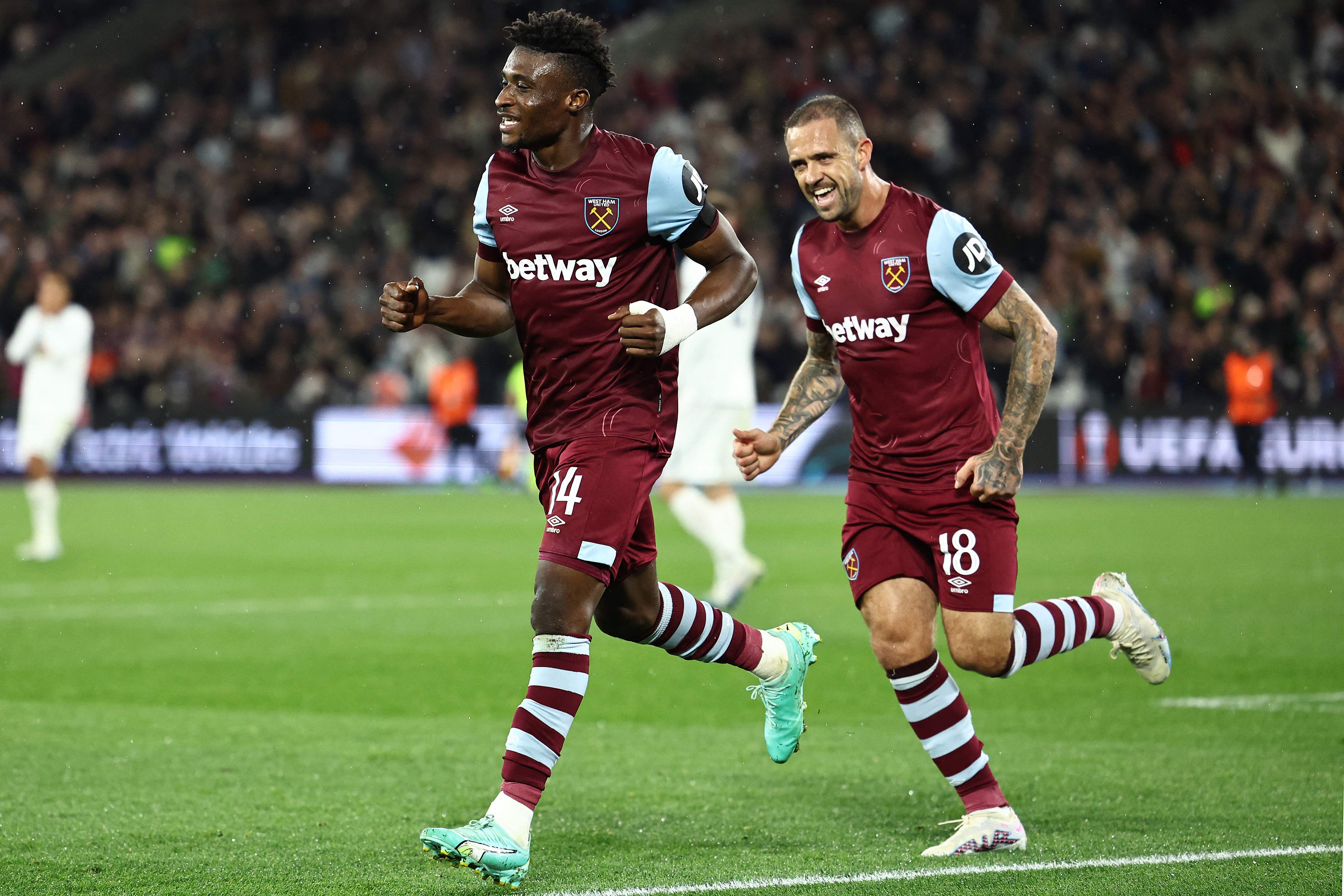 Gelandang West Ham United Mohammed Kudus (kiri) melakukan selebrasi usai mencetak gol ke gawang TSC di laga Liga Europa.