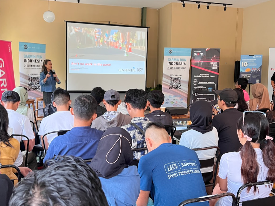 Clinical Dietitians Sport Nutritionist Emilia C. Achmadi menyampaikan presentasinya.