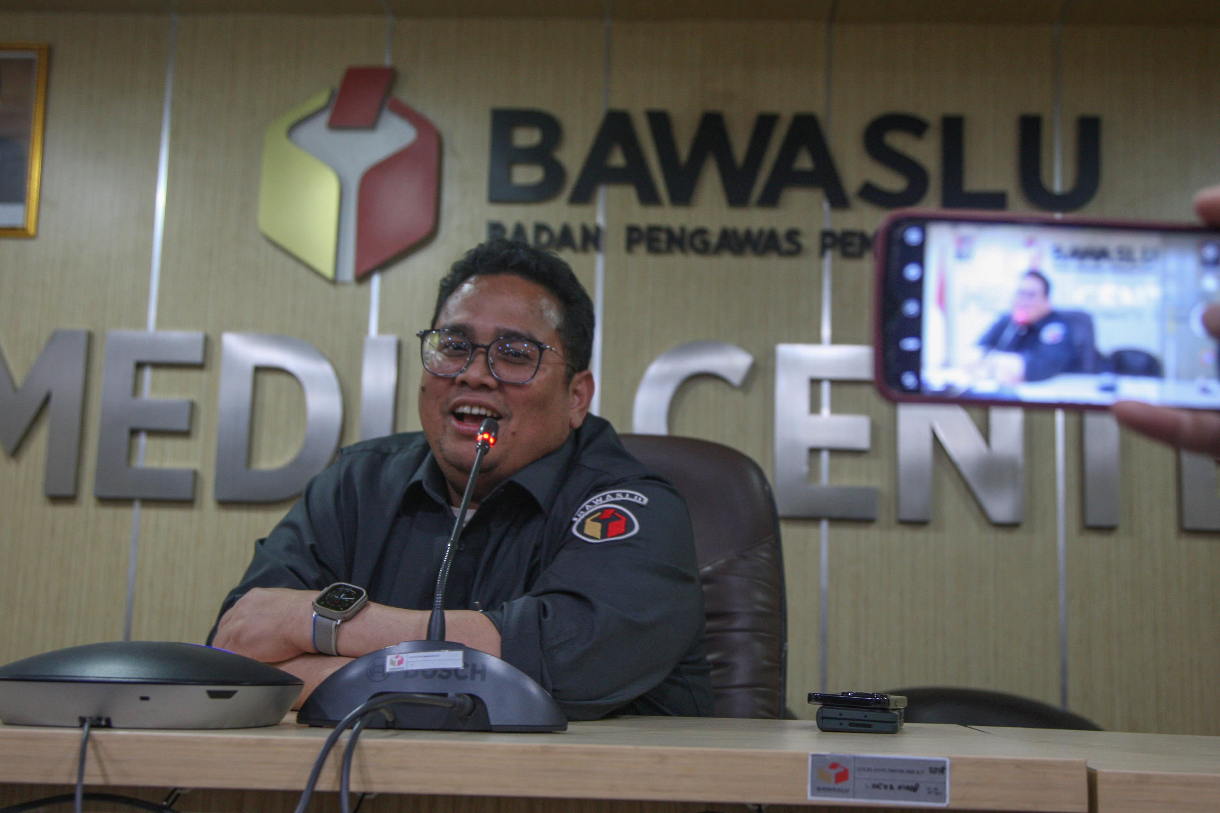 Ketua Bawaslu rahmat Bagja memberikan keterangan terkait tayangan azan yang tampilkan Bacapres Ganjar Pranowo