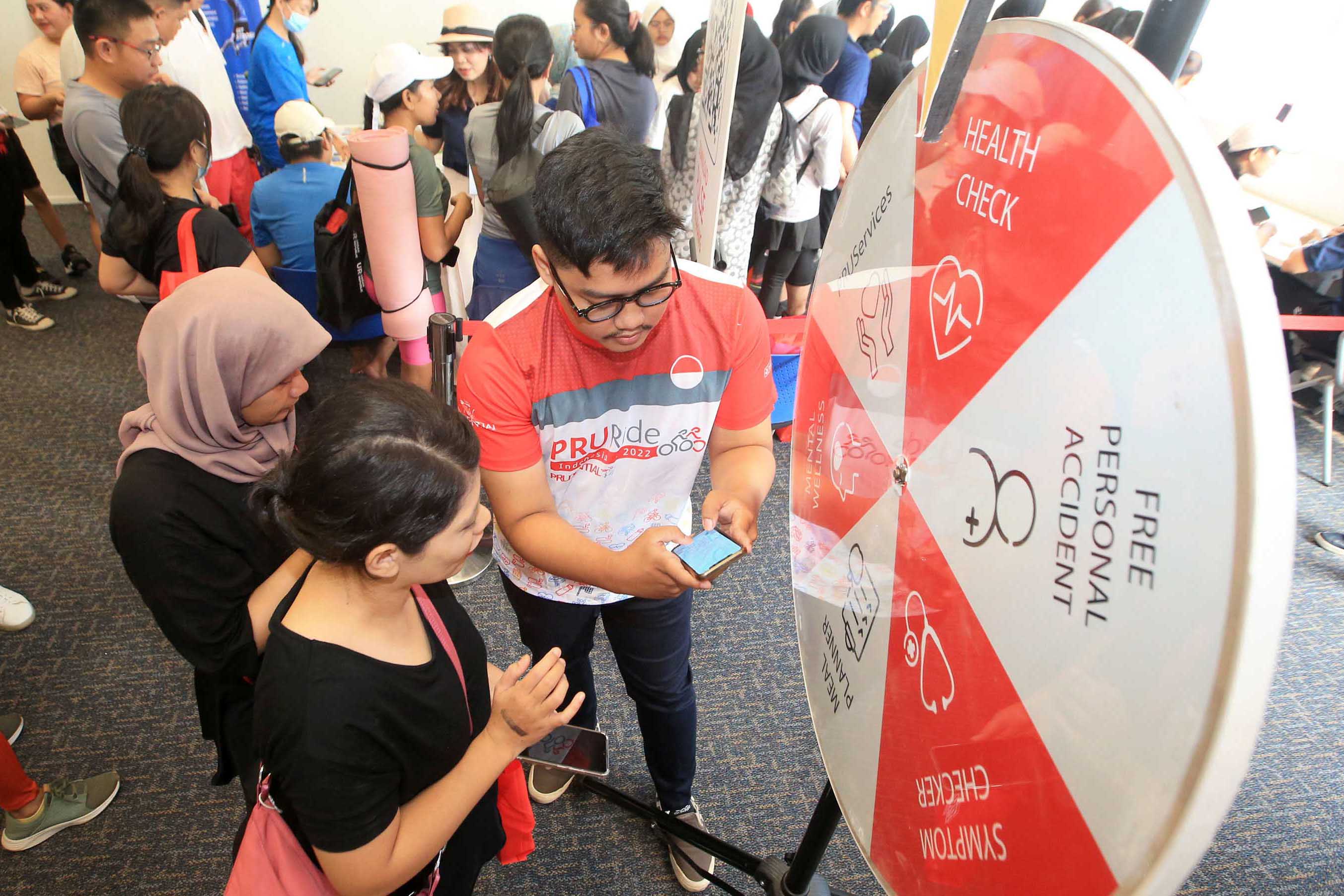 Petugas Prudential Indonesia menyampaikan penjelasan kepada nasabah saat kegiatan Pruactive di Jakarta, Minggu (3/9).