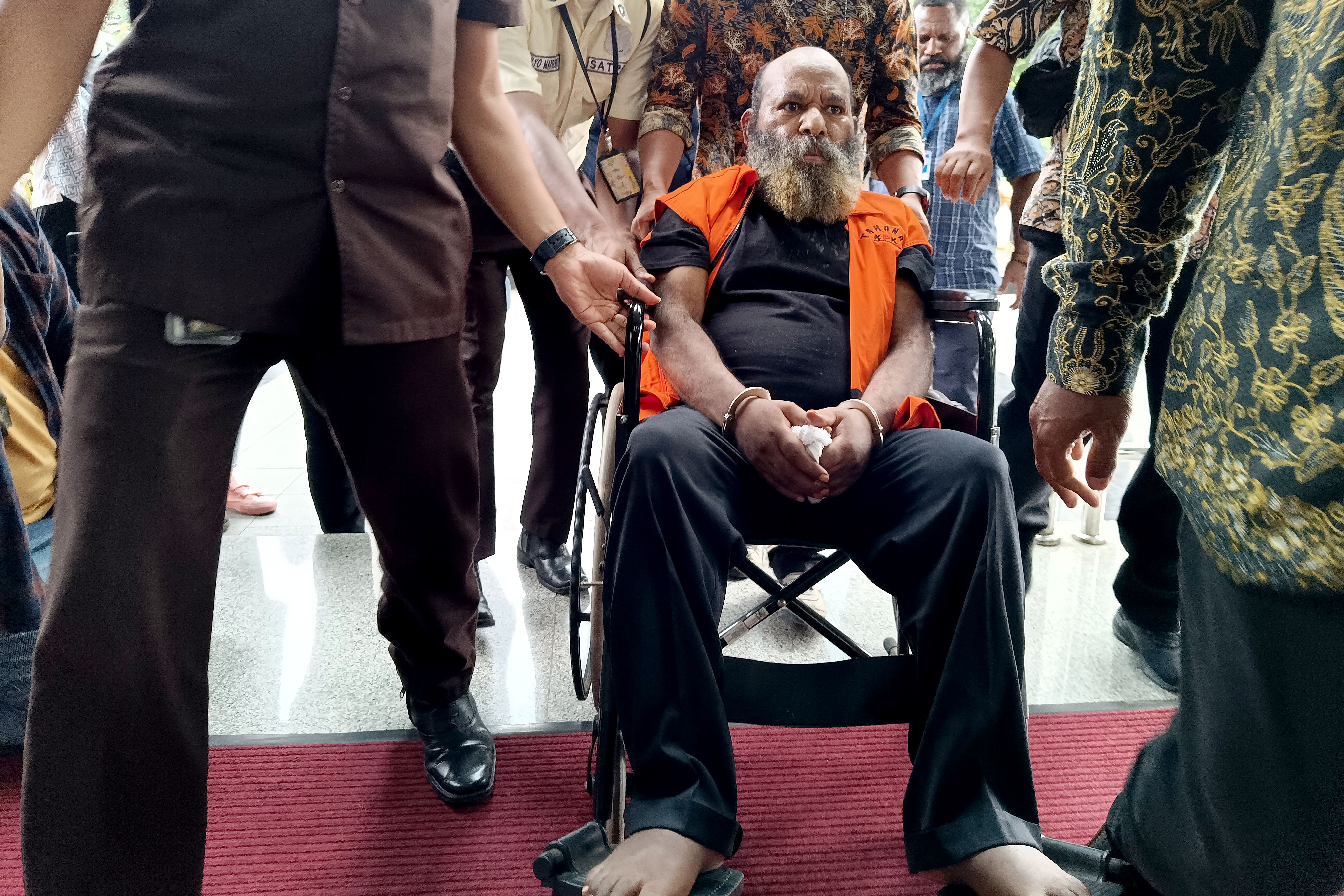 Tersangka mantan Gubernur Papua Lukas Enembe mengenakan kursi roda menjalani pemeriksaan di Gedung KPK