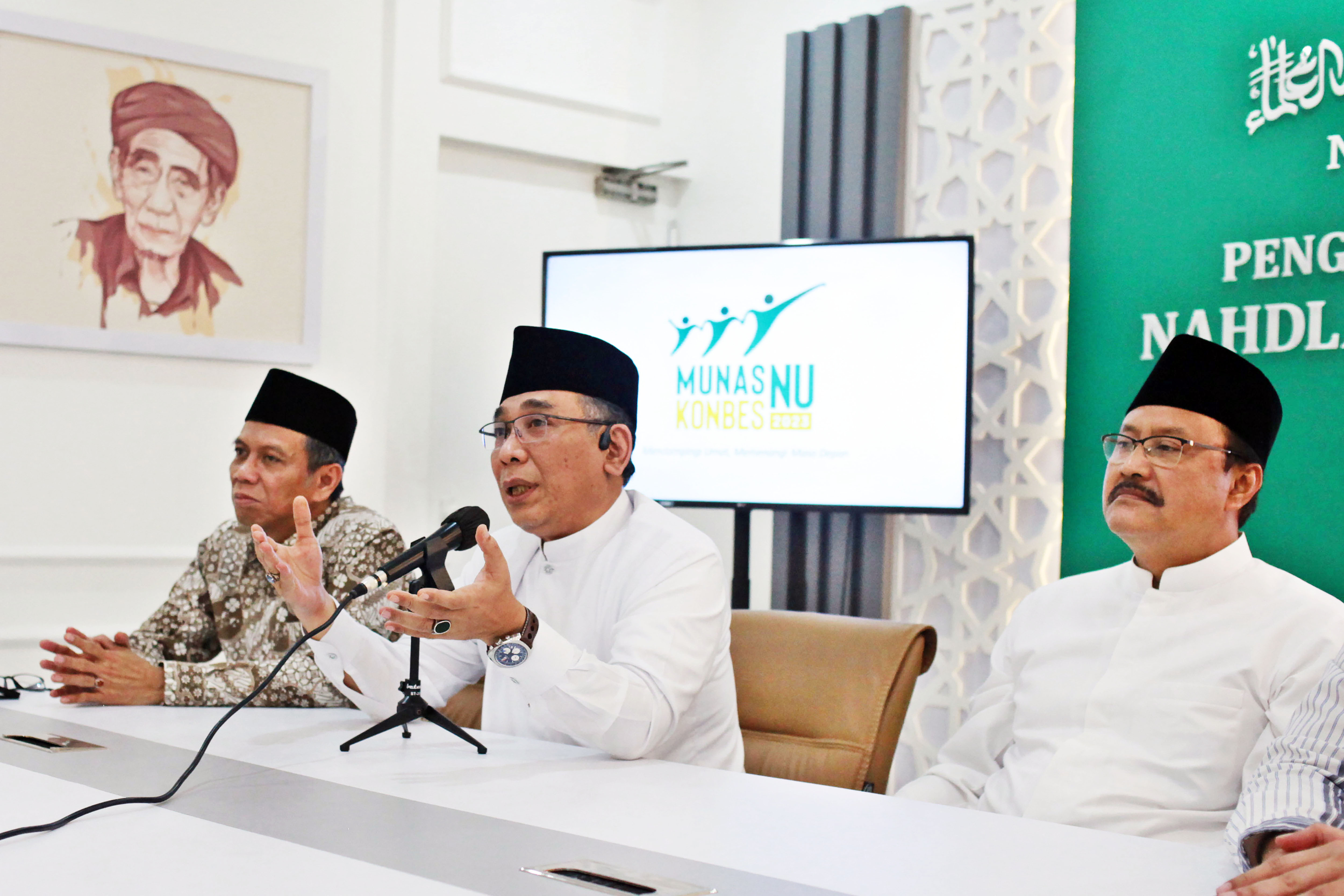 Ketua umum PBNU KH Yahya Cholil Staquf (tengah).