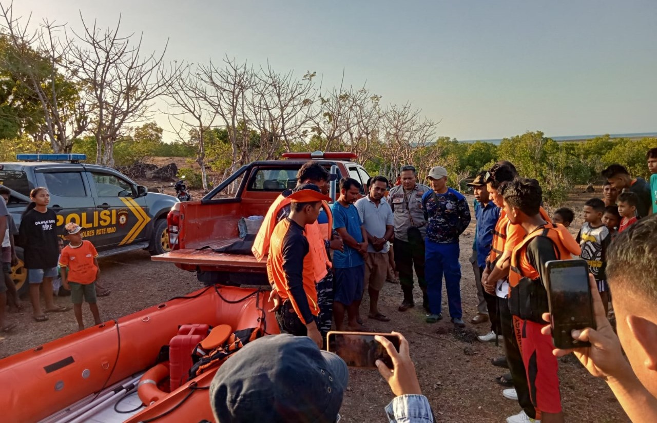 Tim SAR melakukan pencarian korban perahu tenggelam di Kabupaten Rote Ndao, NTT.