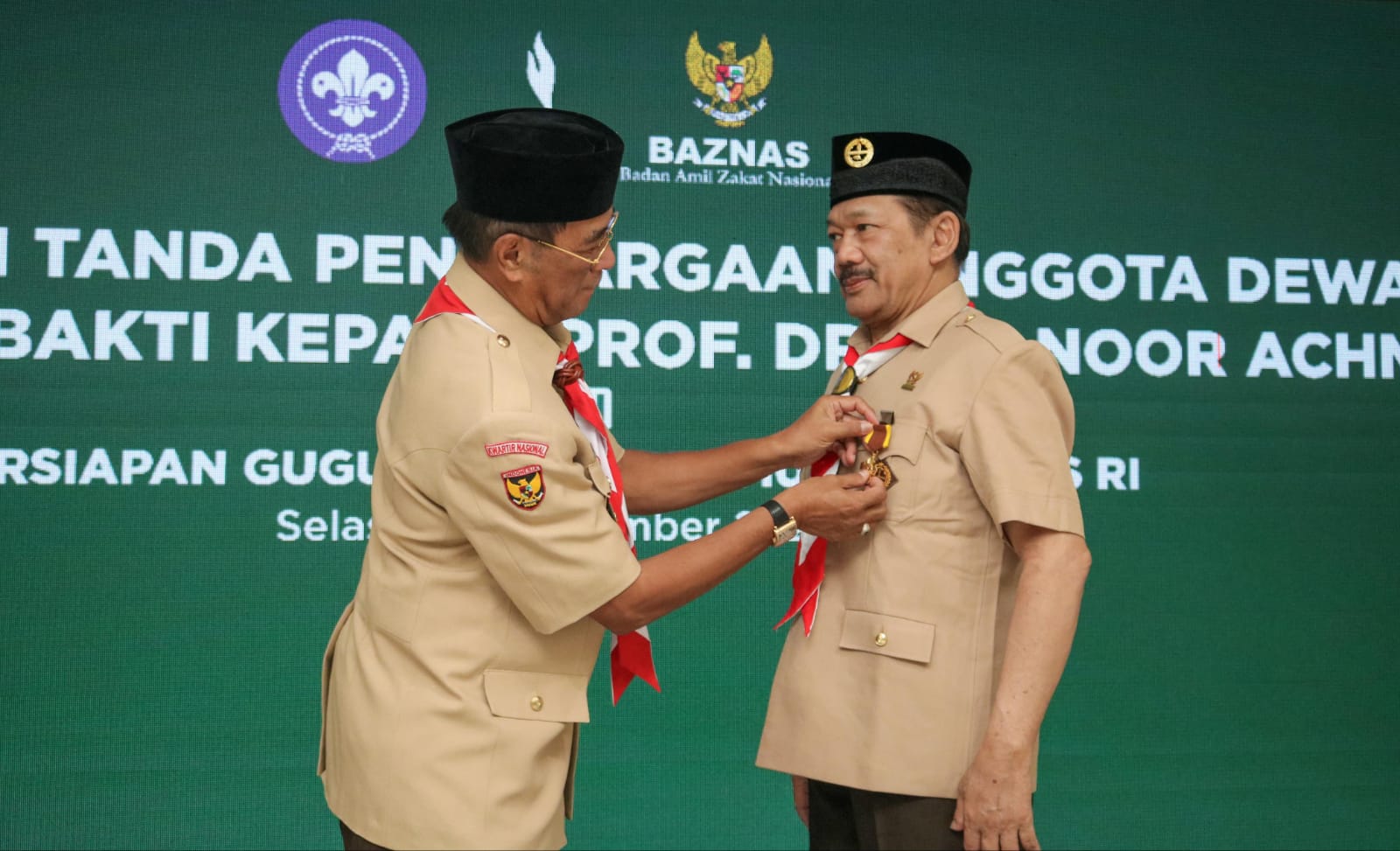 Ketua Baznas RI Noor Achmad menerima lencana Darma Bakti dari Kwartir Nasional Pramuka di Jakarta, Selasa (19/9). 