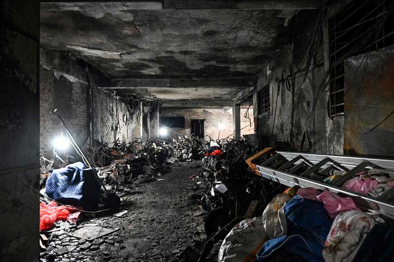 Sebanyak 56 orang dinyatakan tewas, 37 lainnya terluka akibat kebakaran di sebuah apartemen di Hanaoi, Vietnam.