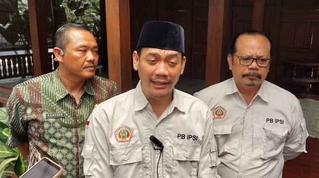 Ketua IPSI Jateng Harry Nuryanto (tengah) memberikan penjelasan rencana Kejurnas Silat untuk Kualifikasi PON XXI-2024.