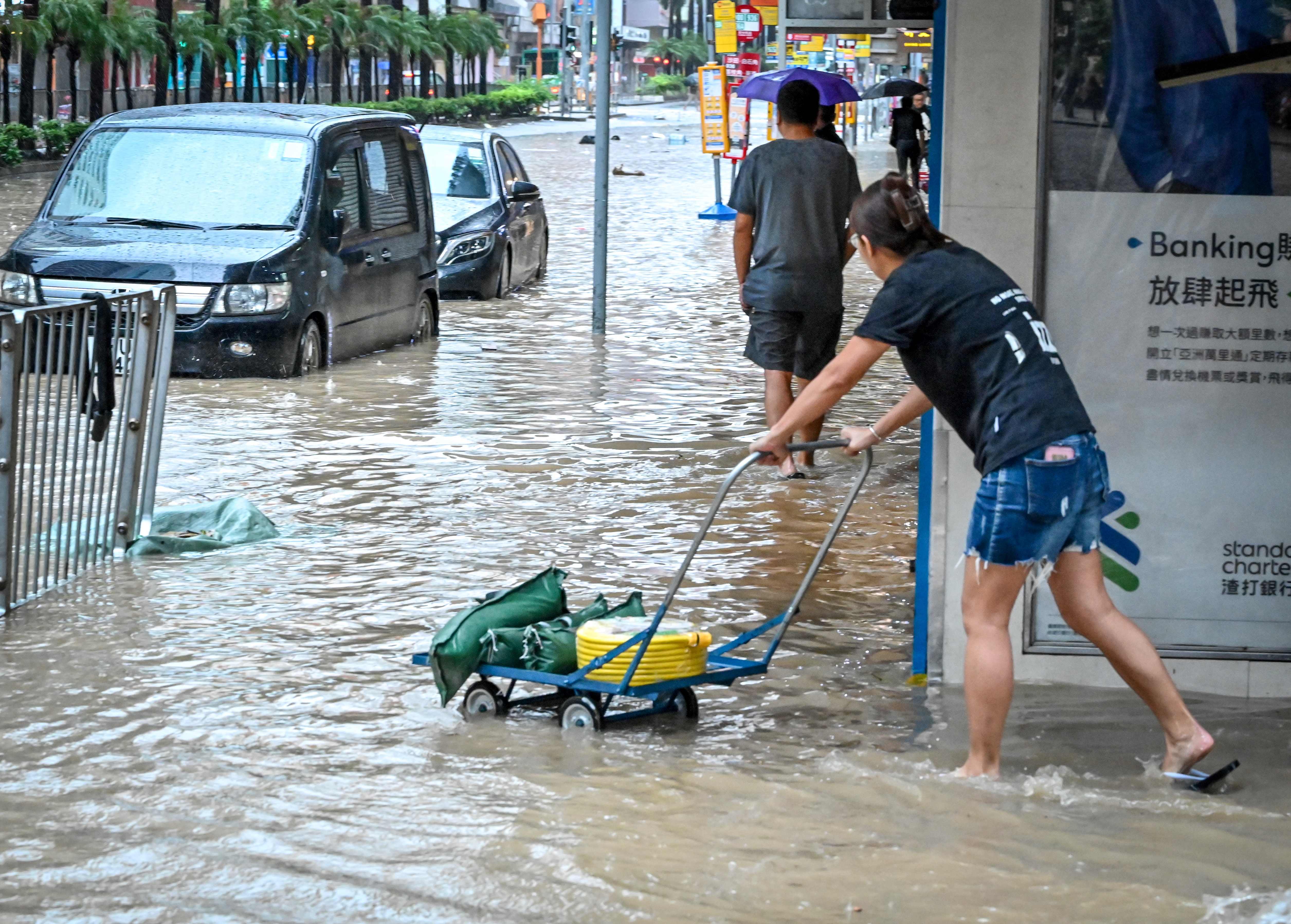 Banjir melanda Kota Hong Kong akibat hujan deras pada Jumat (8/9).