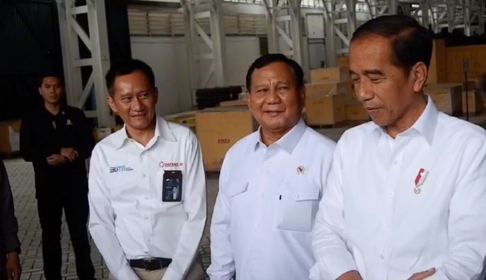 Menhan Prabowo Subianto (tengah) dan Presiden Jokowi (kanan).