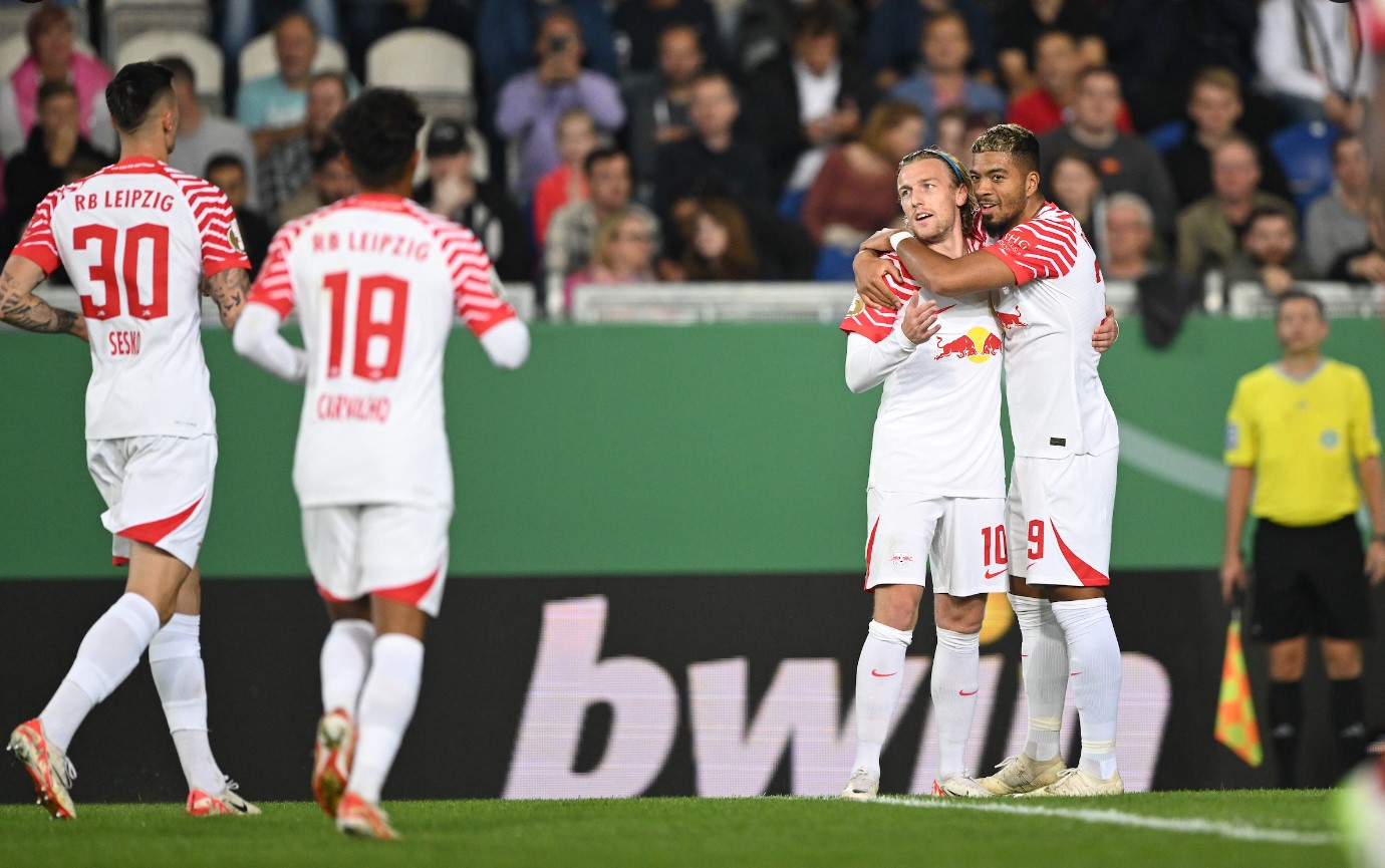 Para pemain RB Leipzig melakukan selebrasi usai mencetak gol ke gawang Wiesbaden di laga DFB Pokal.