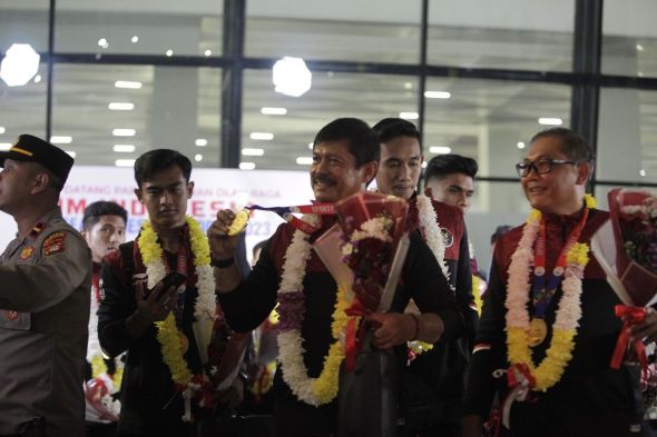 TIM U-22 Indonesia atau tim Garuda Muda disambut dengan kalungan bunga ketika tiba di Bandara Soekarno-Hatta