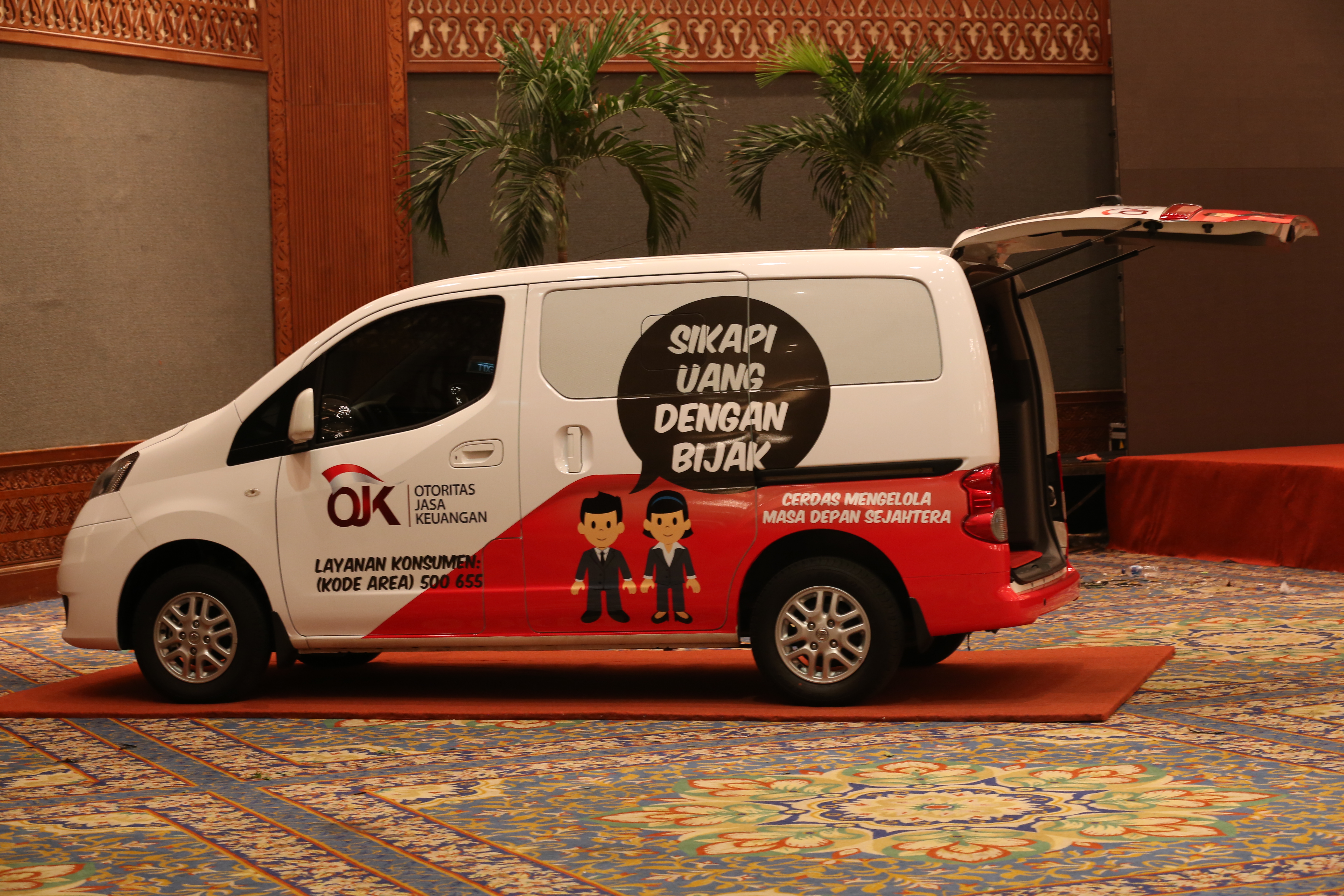 Mobil Literasi Keuangan Otoritas Jasa Keuangan di JHCC Jakarta, Senin (18/11/2013).