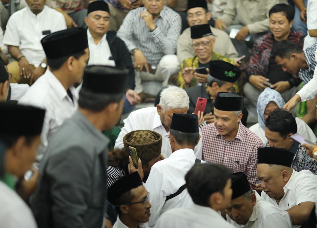 Ratusan kiai se-Jawa Tengah mendatangi rumah dinas Gubernur Ganjar Pranowo, Minggu (3/9/2023) malam. 