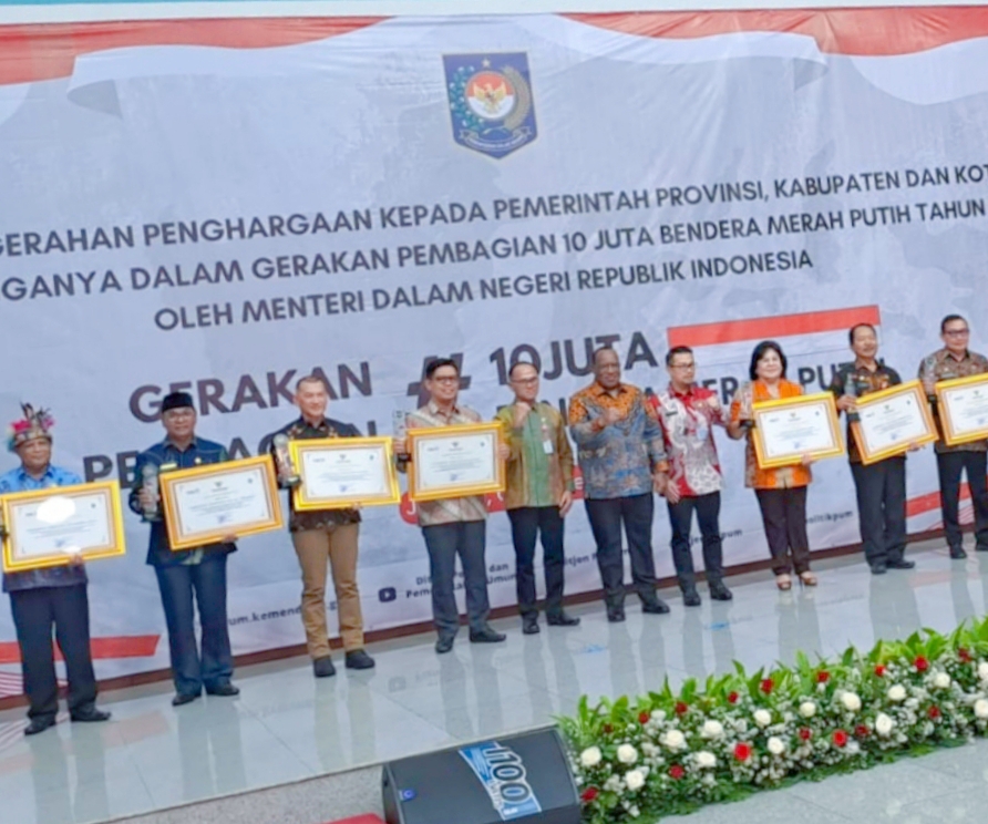 Pembagian penghargaan kepada Kabupaten Maluku Tenggara