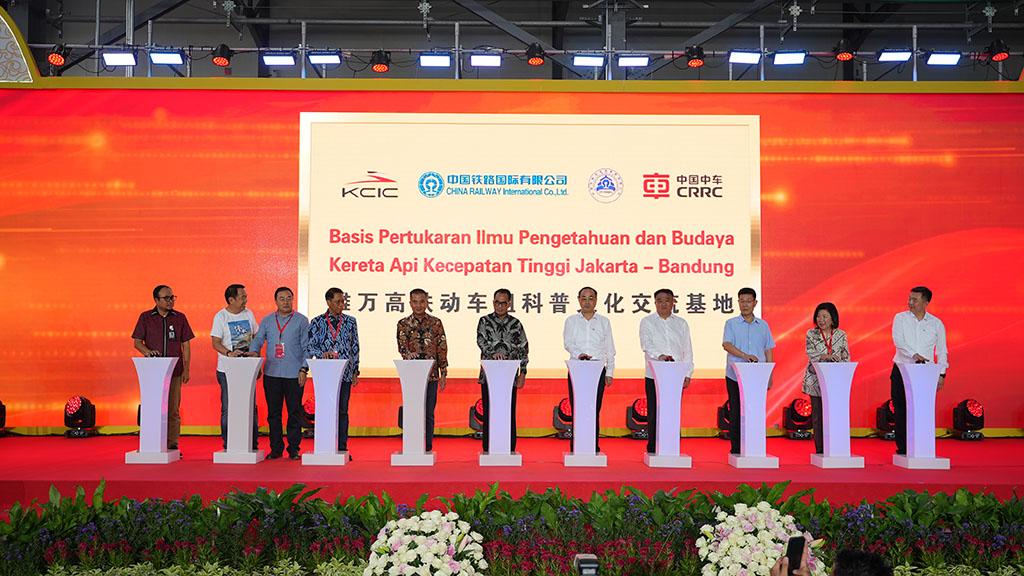 Acara Peresmian Basis Pertukaran Ilmu Pengetahuan dan Budaya Kereta Api Kecepatan Tinggi Jakarta - Bandung di Depo Tegal Luar, Bandung.