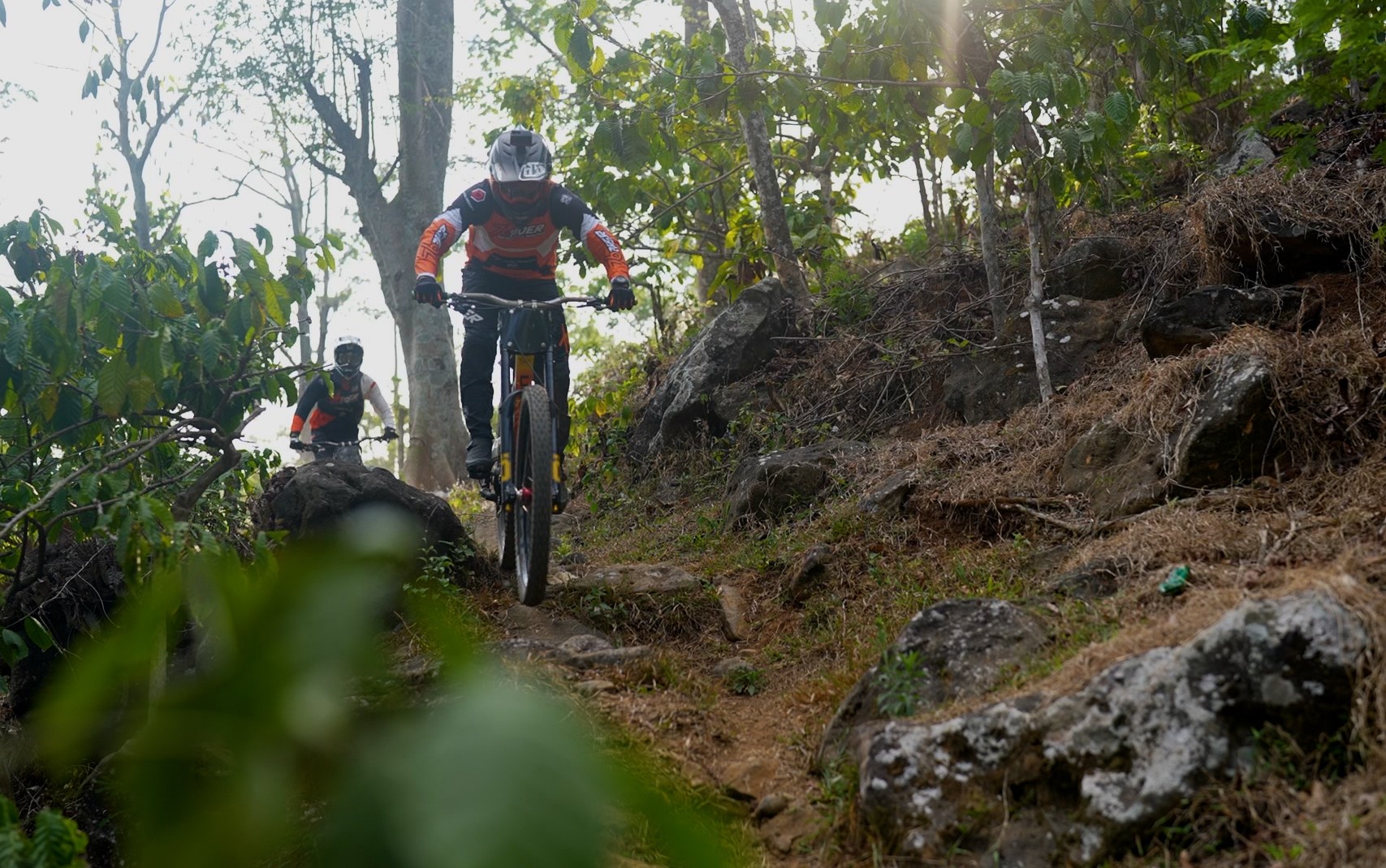 Downhiller menjajal obstacle di trek bertaraf internasional, Ternadi Bike Park, Kudus, Jawa Tengah. 