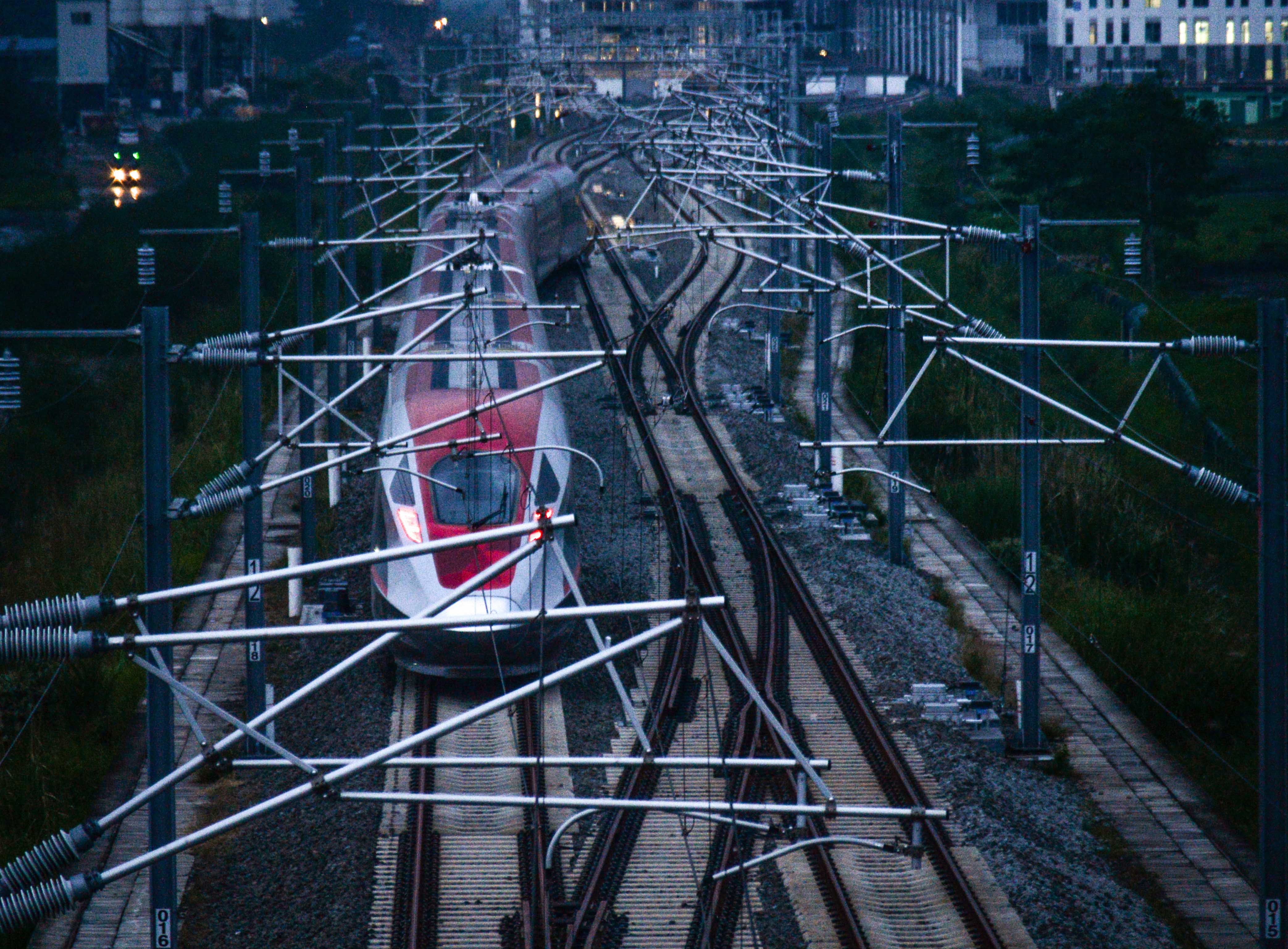 angkaian Electrical Multiple Unit (EMU) KCIC 400 AF menuju Stasiun Kereta Cepat Jakarta Bandung (KCJB) 