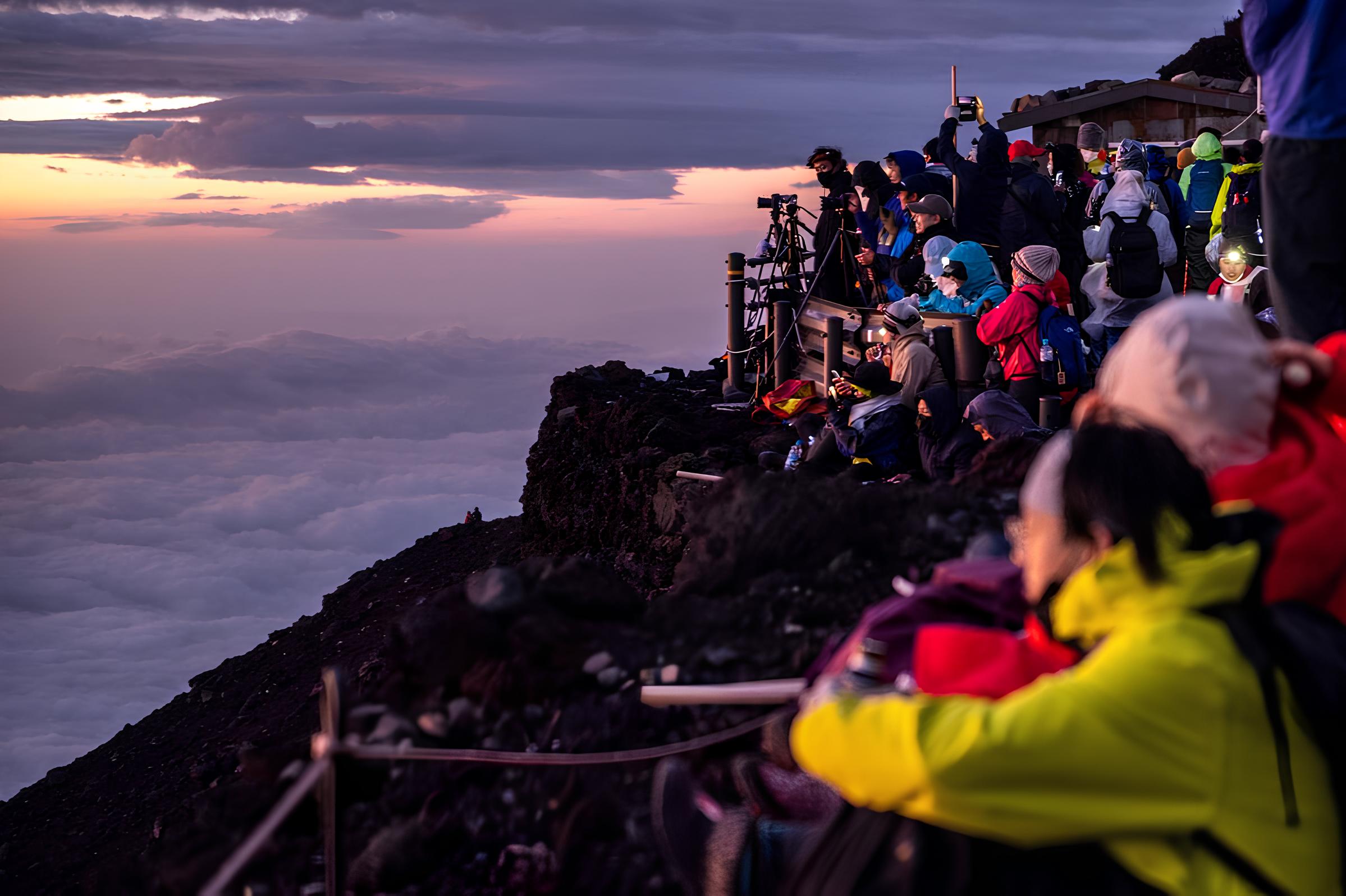 Wisatawan yang berkunjung ke gunung Fuji, Jepang, semakin membludak.
