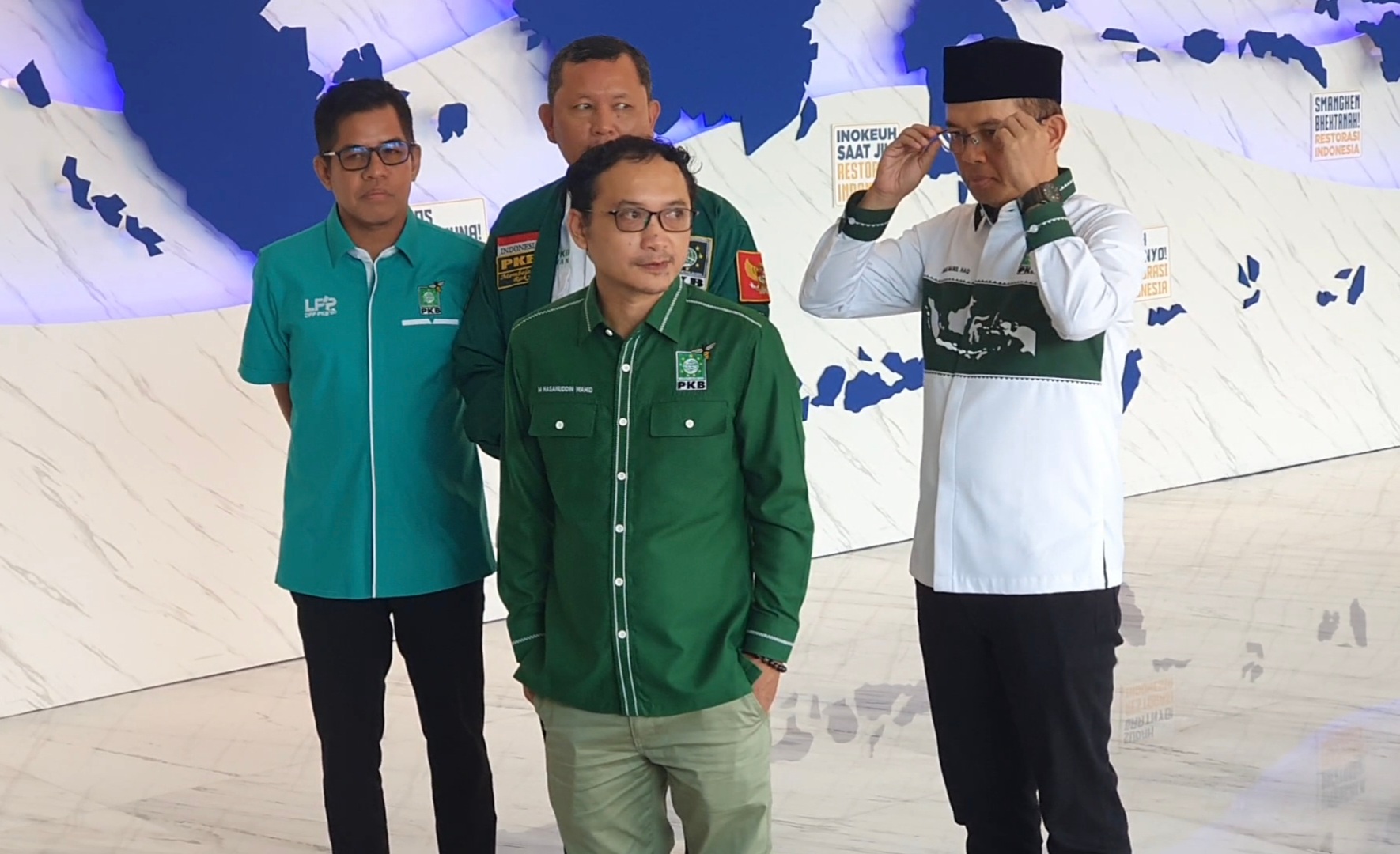 Sekretaris Jenderal (Sekjen) PKB Hasanudin Wahid (tengah).