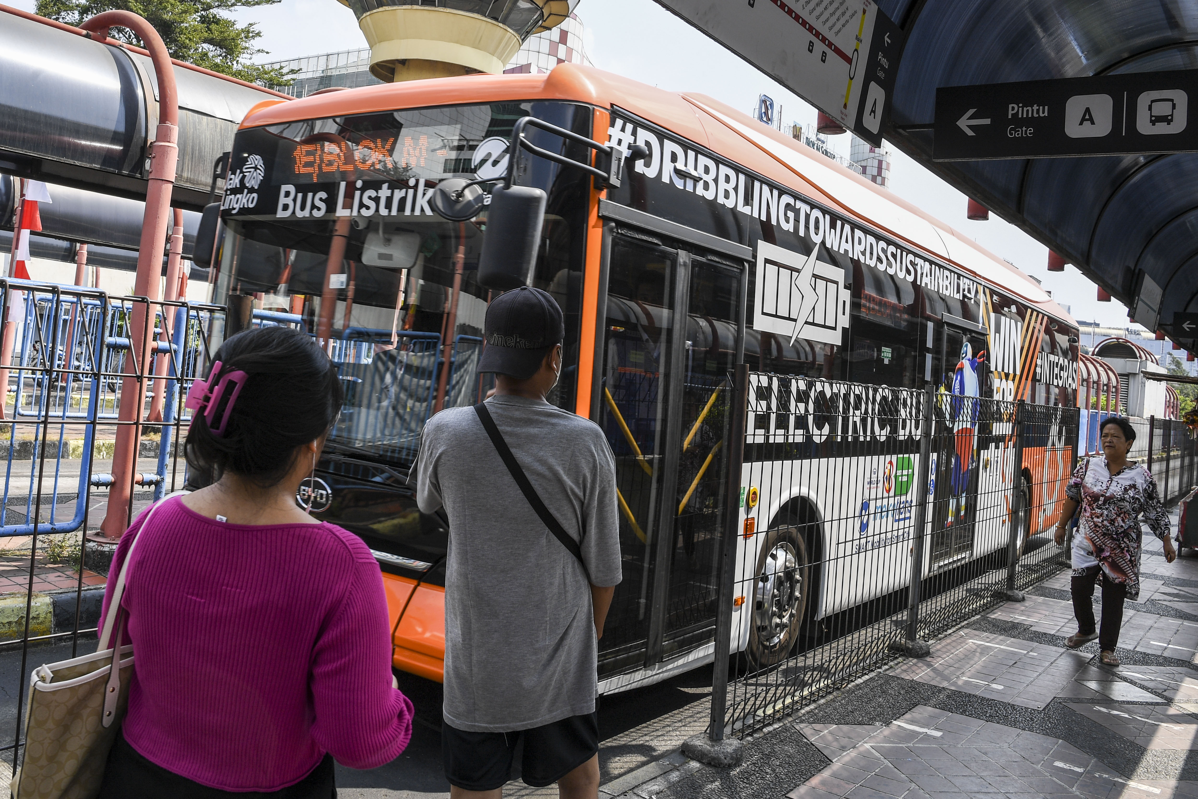 Warga menaiki bus listrik di Terminal Blok M, Jakarta, Kamis (24/8/).