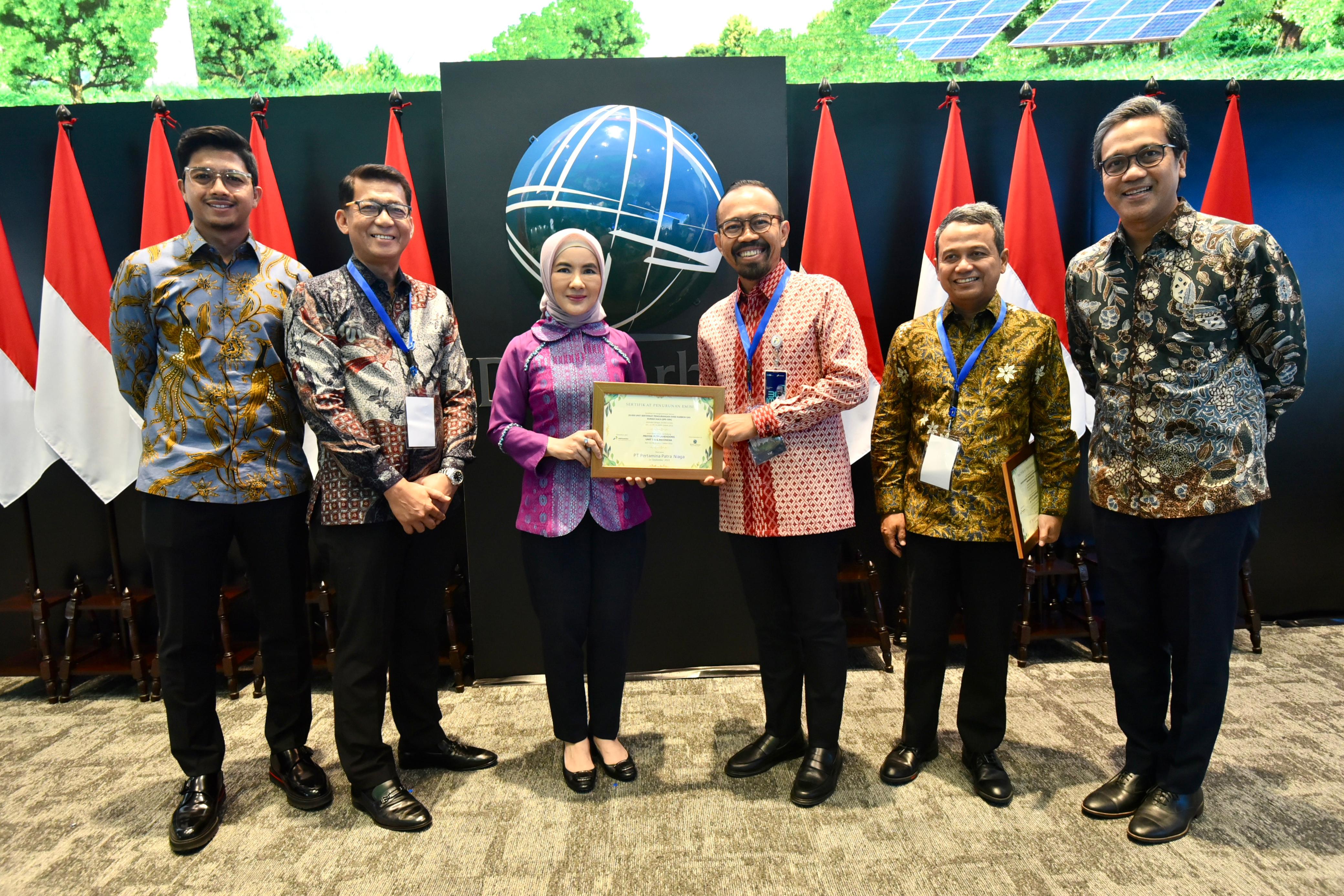 Dirut Pertamina Nicke Widyawati dan Dirut Pertamina Patra Niaga Riva Nasution memegang sertifikat pembelian kredit karbon.