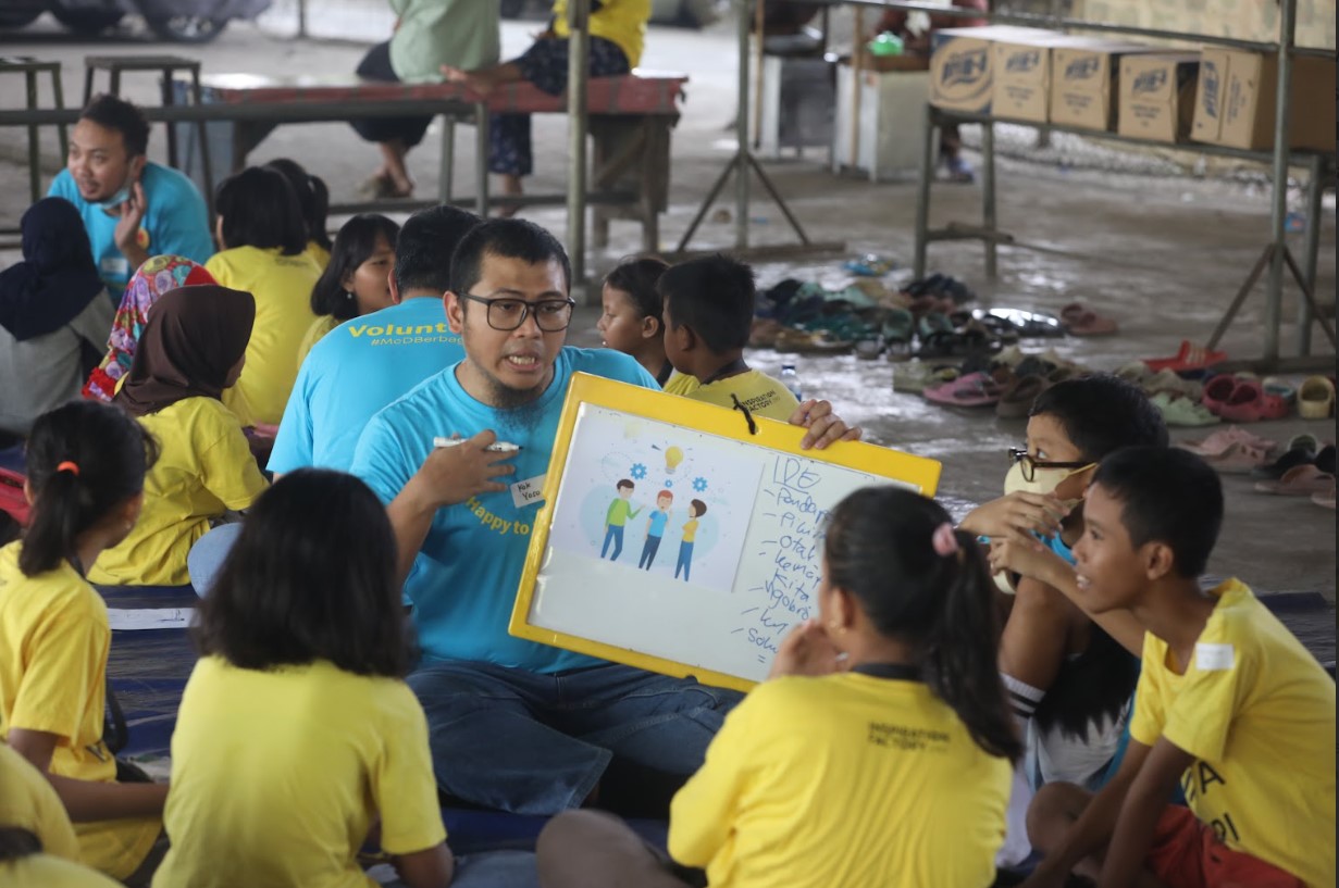 Karyawan McDonald's Indonesia mengajar anak marginal di area Jembatan III, Pluit, Jakarta Utara.