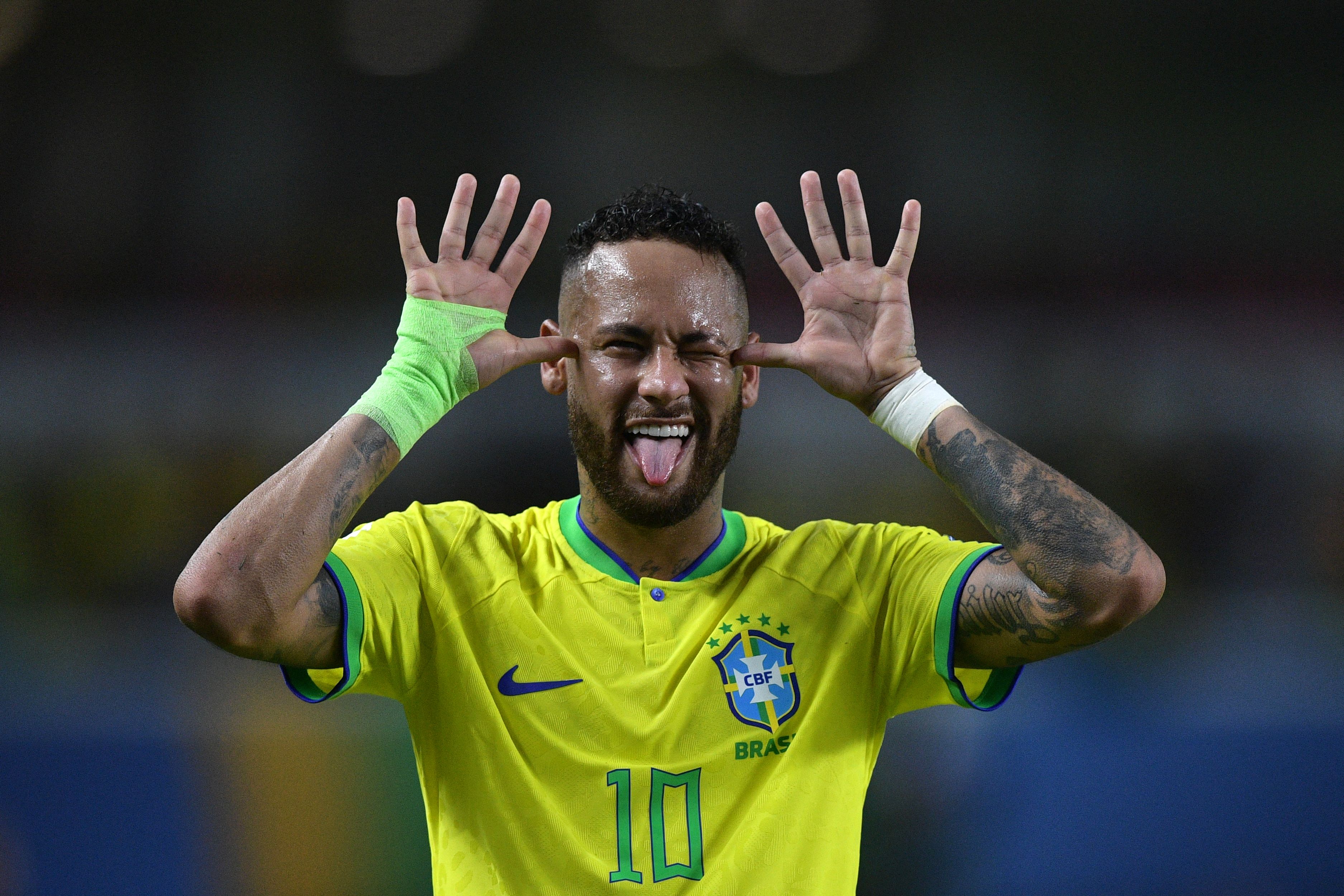 Penyerang timnas Brasil Neymar melakukan selebrasi usai mencetak gol ke gawang Bolivia di laga kualifikasi Piala Dunia 2026.