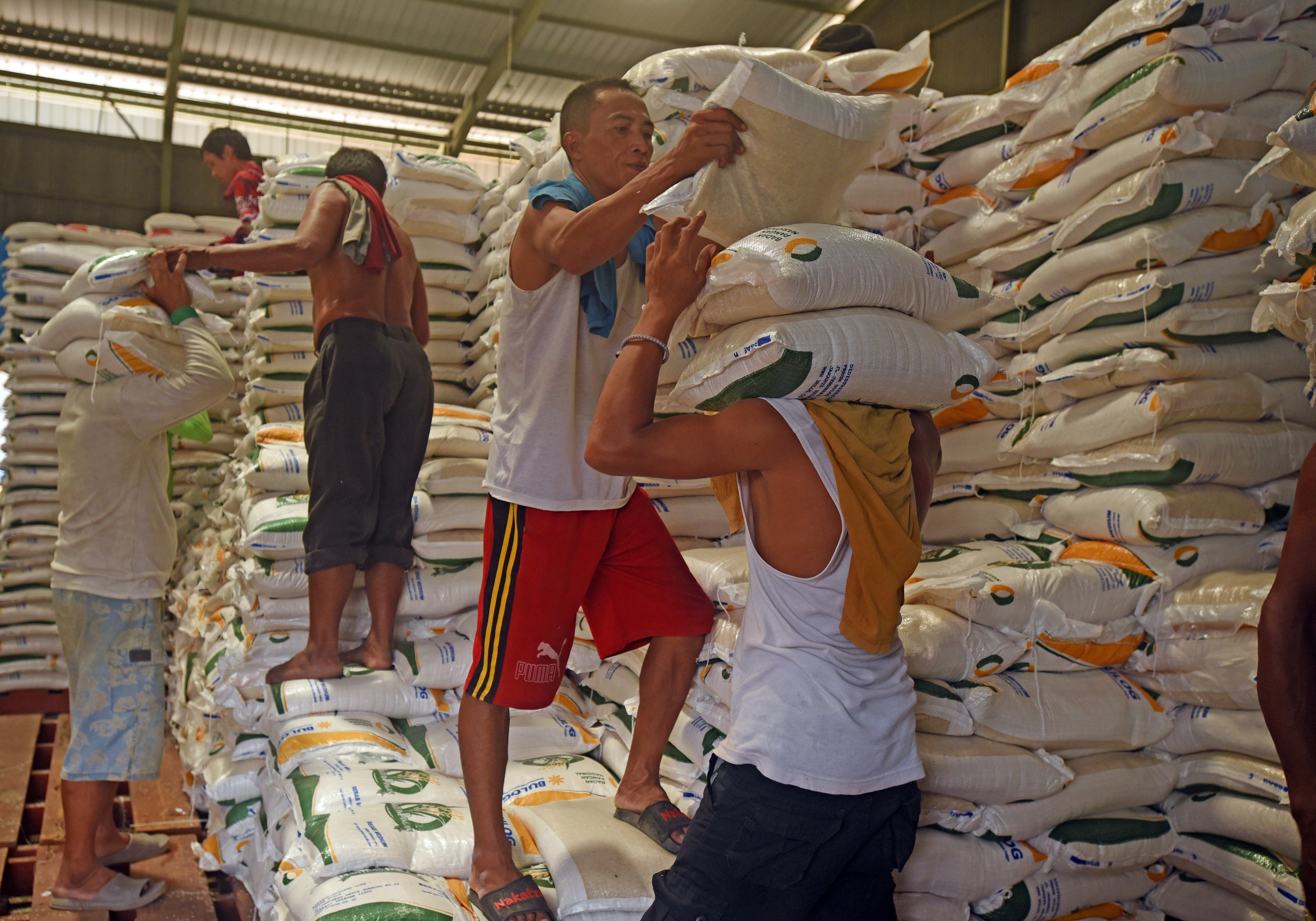 Pendistribusian beras bantuan pemerintah